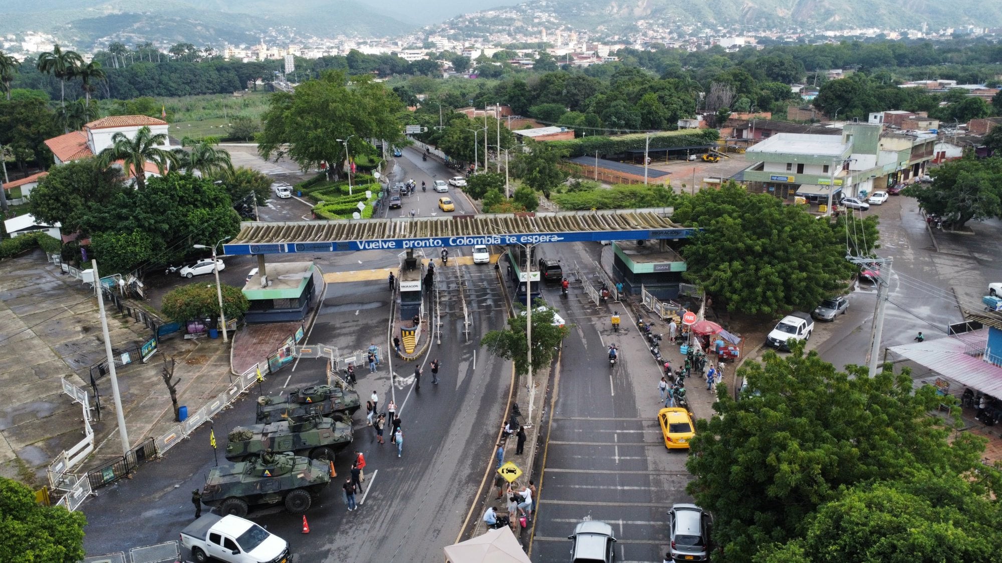 Paso internacional Simón Bolivar. A la derecha hay imágenes de la zona donde hay