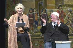 Franca Rame y Dario Fo en Anómalo bicéfalo, sátira en la que personificaba al exprimer ministro italiano Silvio Berlusconi