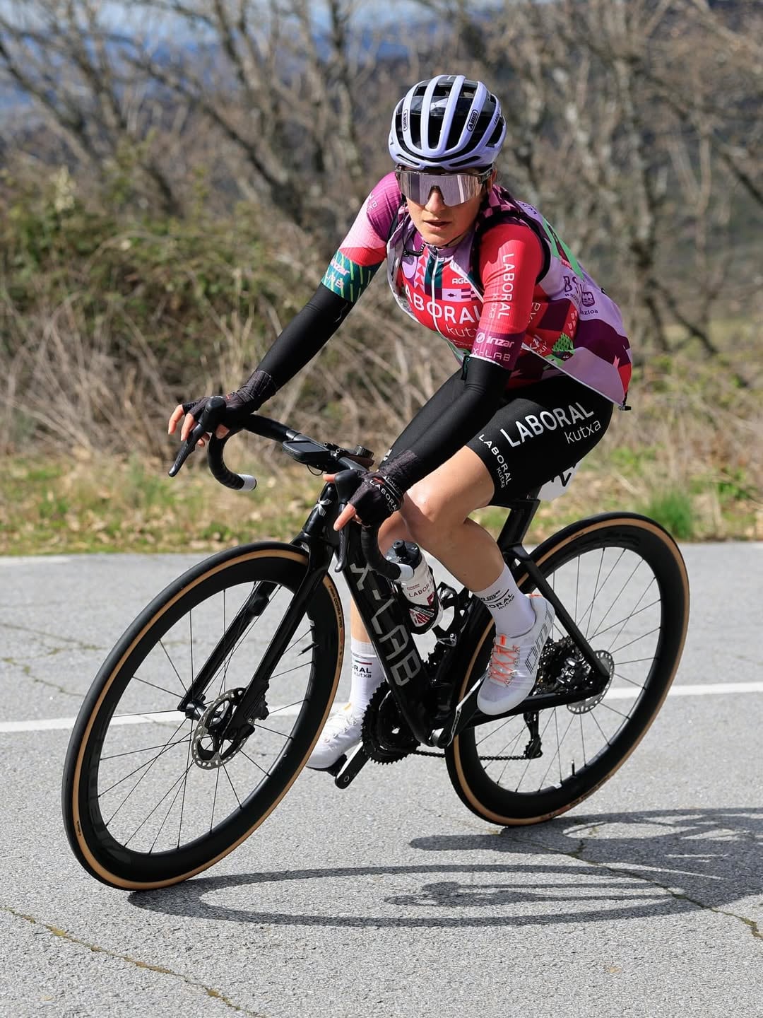La ciclista italiana Debora Silvestri sufrió un serio accidente en la competencia San Remo Women 2026