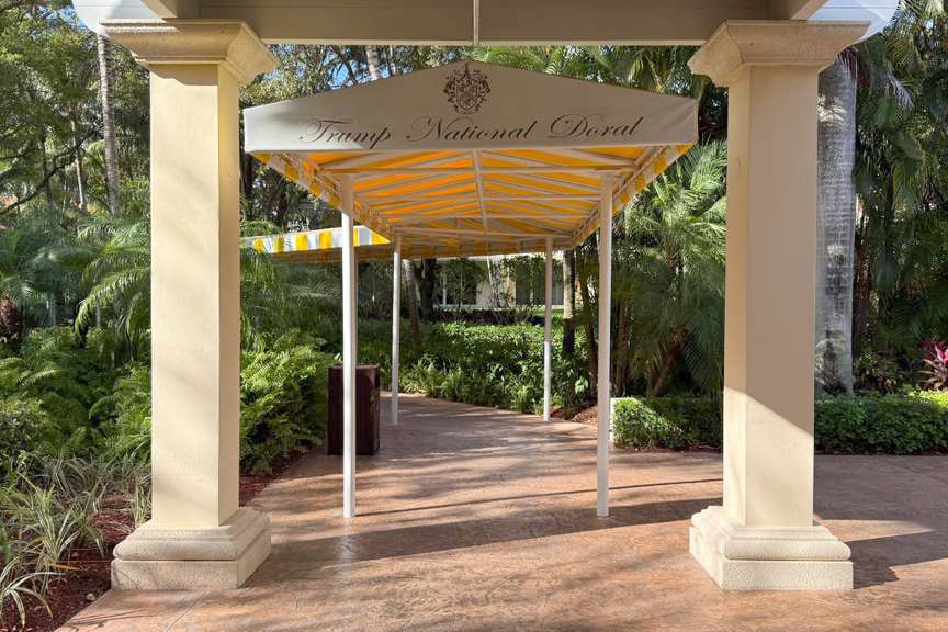 La entrada al salón en el Trump National Doral Miami en el que se desarrollará la cumbre de este sábado.