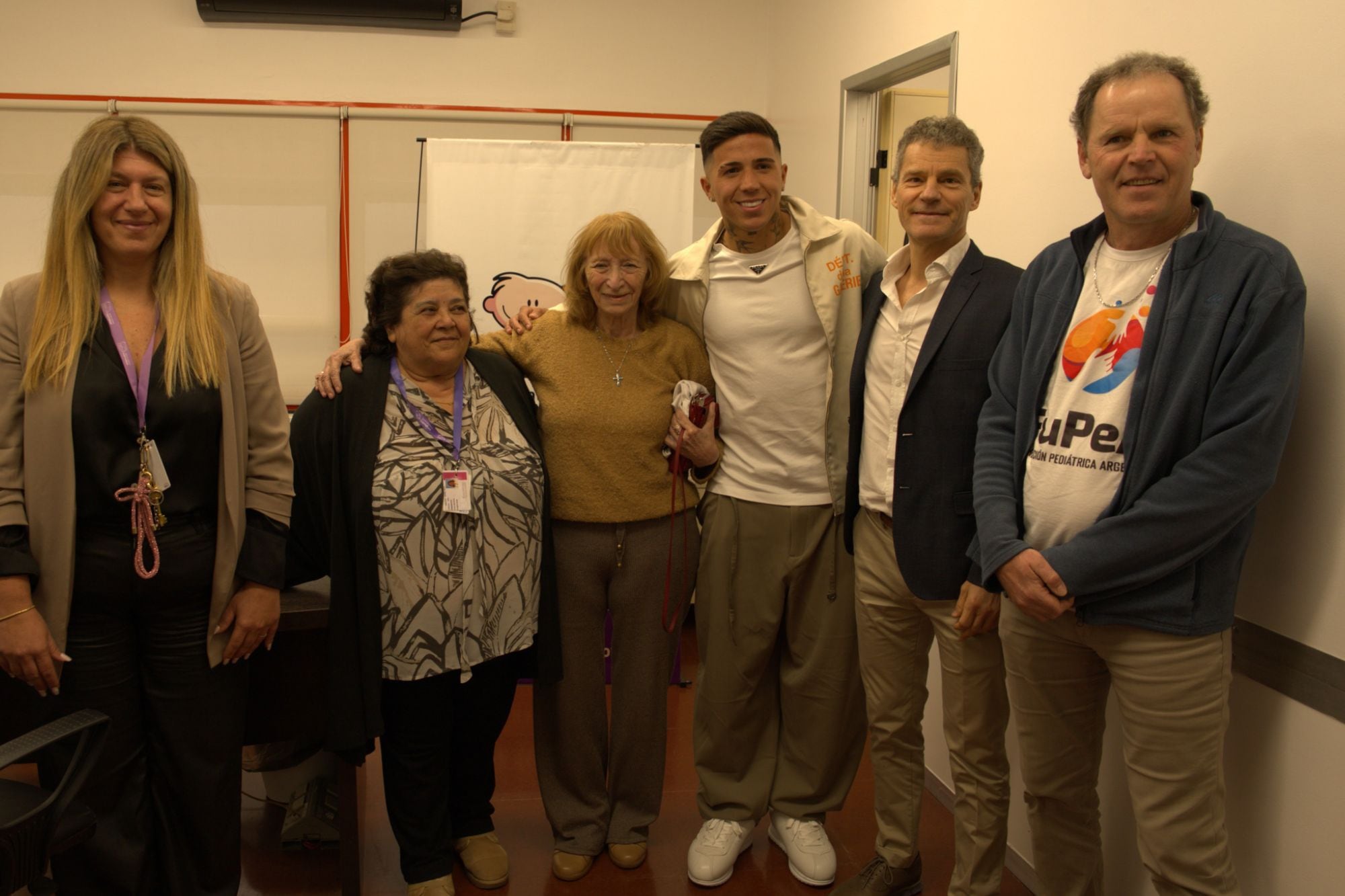 Enzo Fernández visitó el Hospital Garrahan: compartió la tarde con niños en tratamiento oncológico