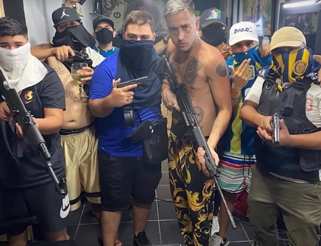 Lucho Cantero (con pañuelo blanco, a la izquierda) expuso su armamento en un video del trapero Zaramay