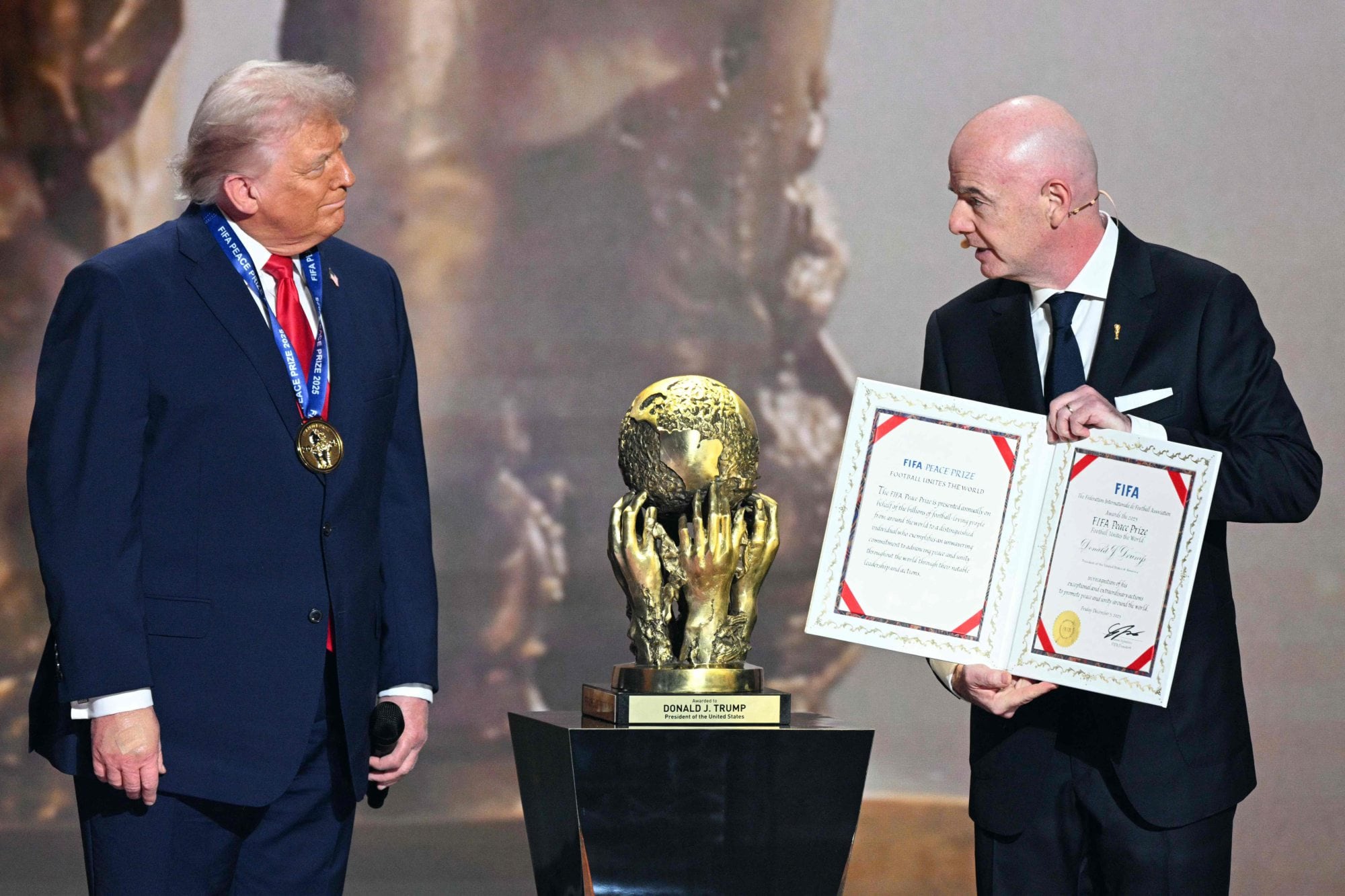 Donald Trump recibe el Premio FIFA de la Paz de manos de Gianni Infantino