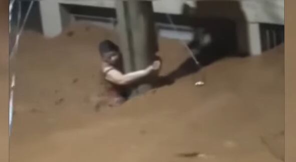 La desesperación de una vecina por la correntada de agua