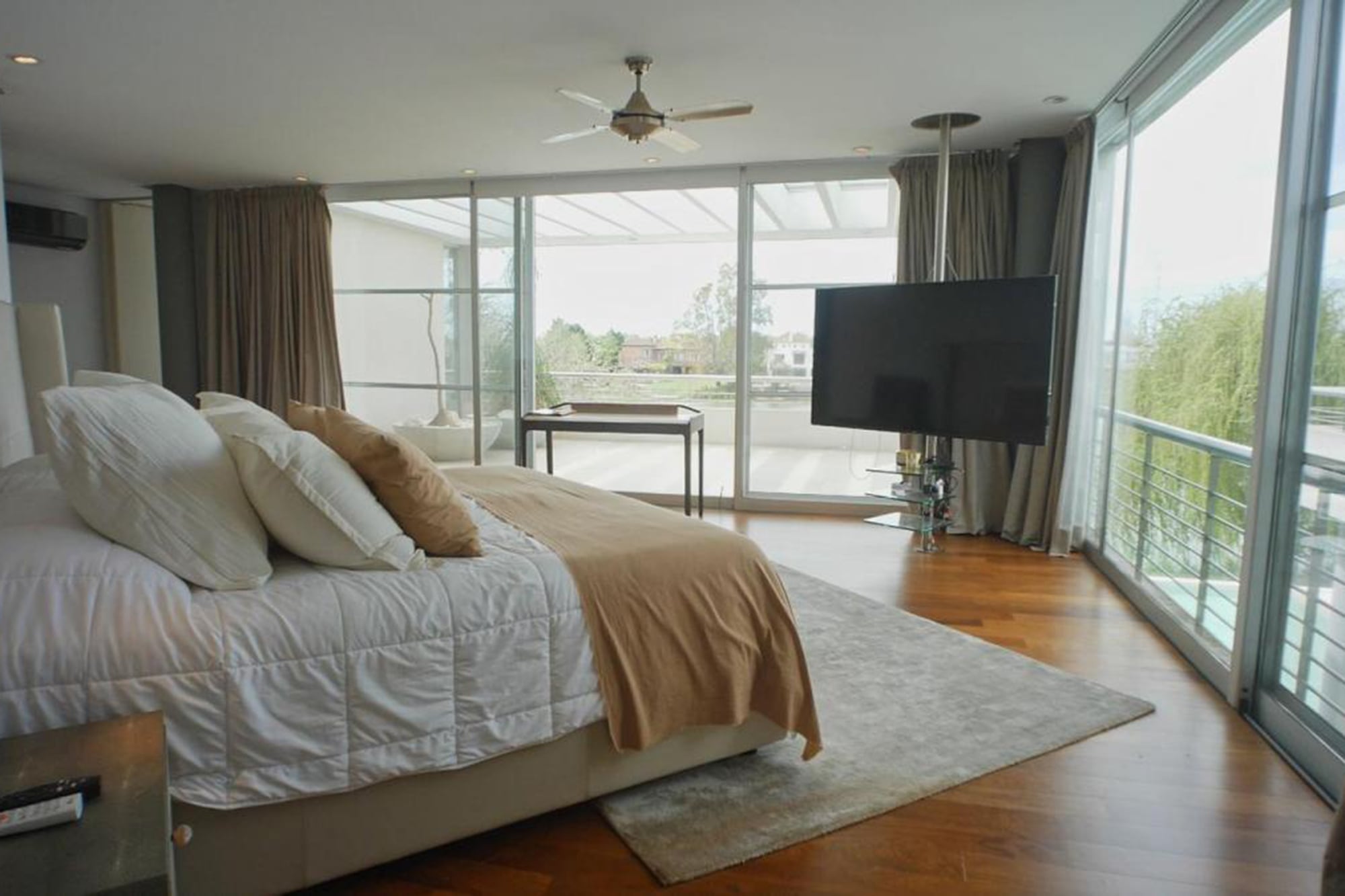 La suite principal es la habitación más llamativa de la propiedad