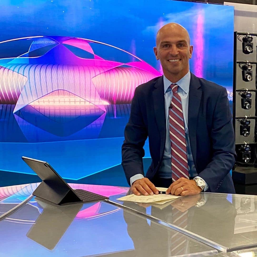 De traje y corbata: la faceta como periodista de Esteban