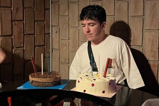 Finalmente, el joven pudo soplar las velitas con la gente que se encontraba en el restaurante