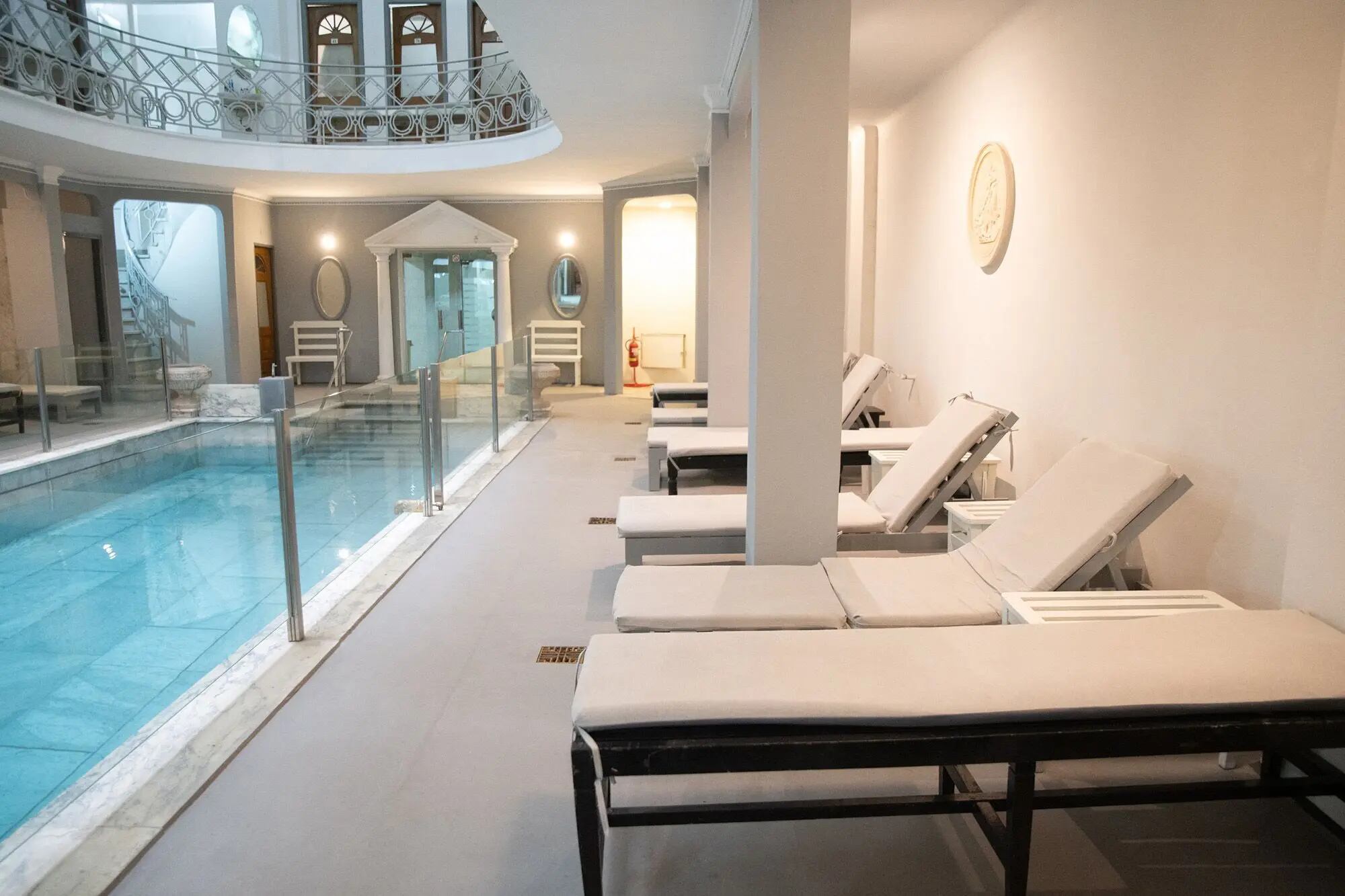 Ingresar al agua fría de la piscina luego de un circuito de sauna seco y baño de vapor, causa un shock en el cuerpo que favorece la liberación de toxinas, la relajación completa de los músculos, el estrés y la tensión (Foto: Tadeo Bourbon)