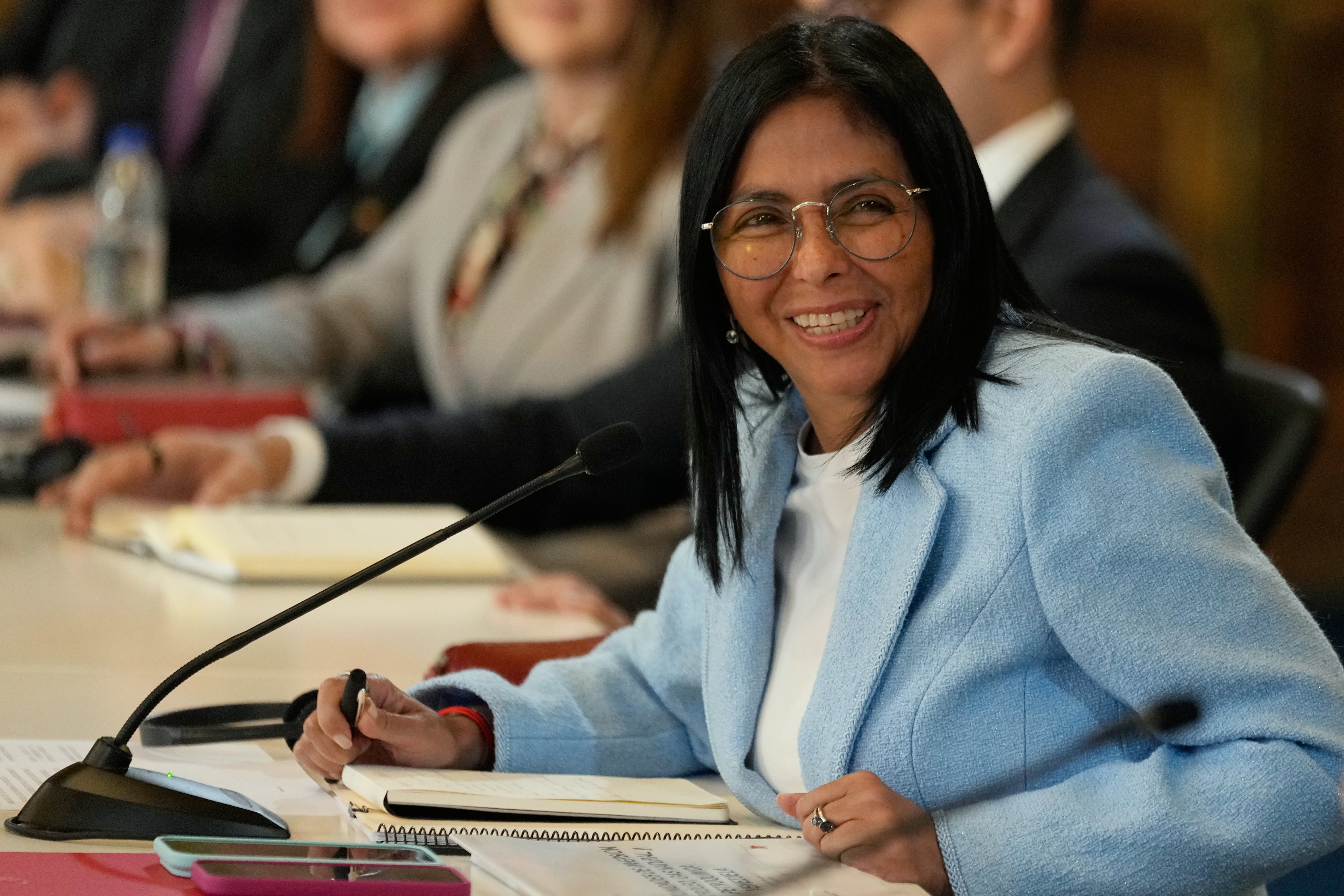 La presidenta interina de Venezuela, Delcy Rodríguez, sonríe durante una reunión con una delegación de EE.UU. (Archivo)