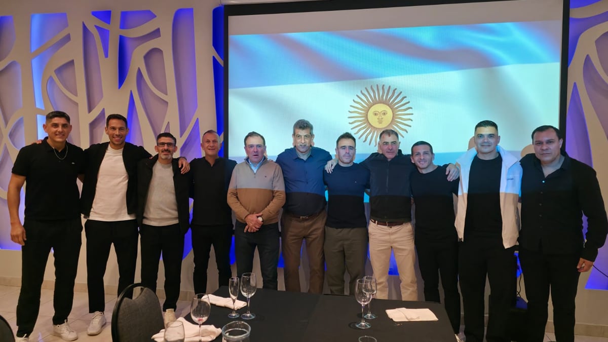 Sergio Pezzotta, de camisa azul, conduce la UADA, a la que pertenecen, entre otros, los mundialistas Facundo Tello y Darío Herrera