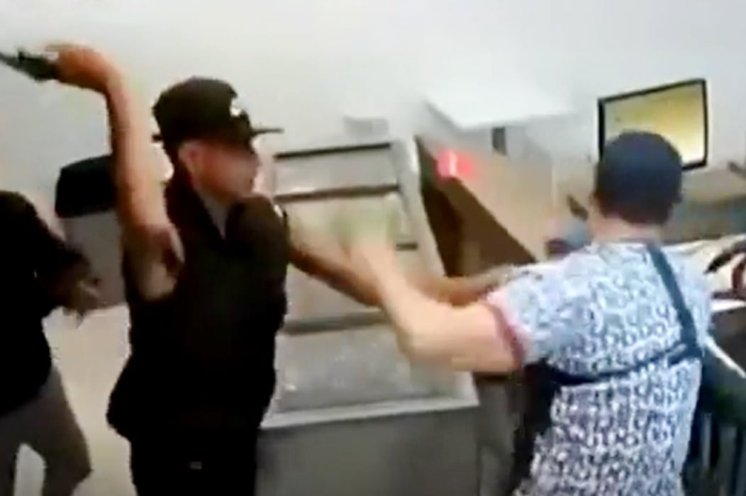 Un grupo de ladrones ingresó el domingo una heladería en Mar del Plata y el empleado que atendía el local los echó a los golpes.