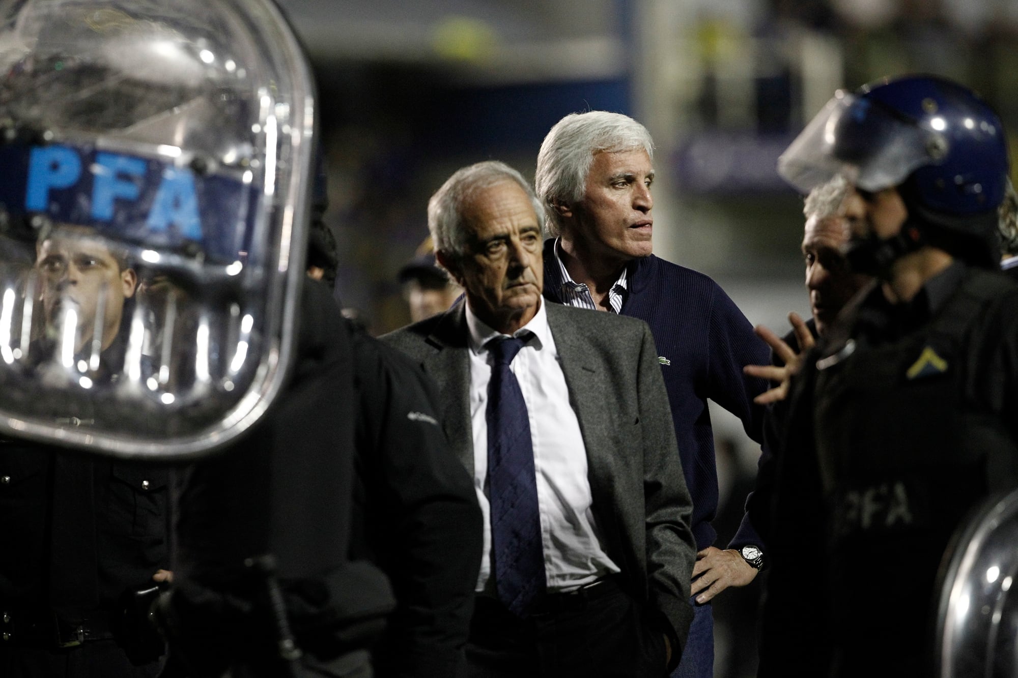 Rodolfo D'Onofrio, cuando ingresó en la cancha de Boca tras el gas pimienta arrojado a la salida del vestuario de River