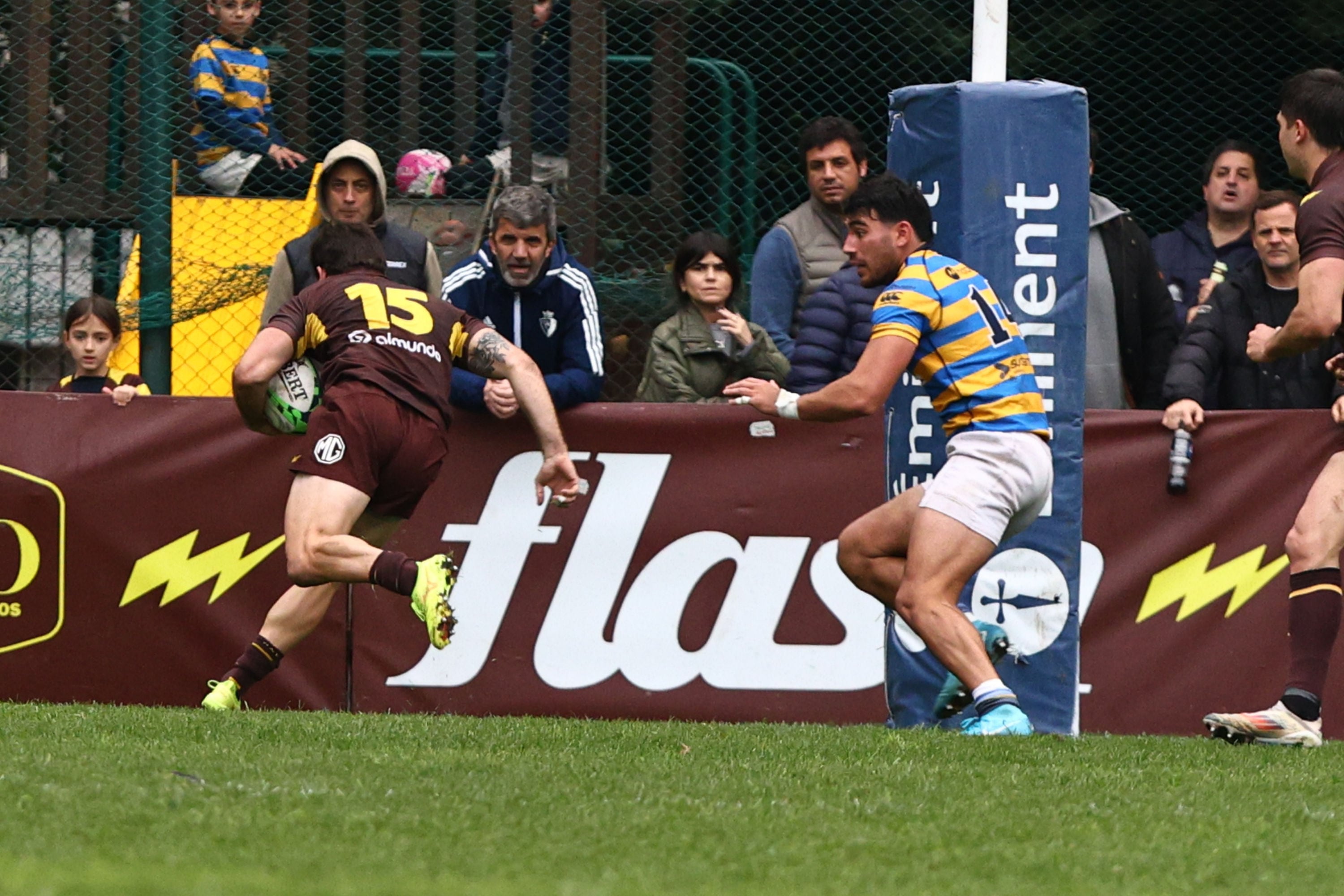 Nicolás Spinelli, autor de un try en el primer tiempo,y a su lado Lisandro Rodríguez, wing de Hindú