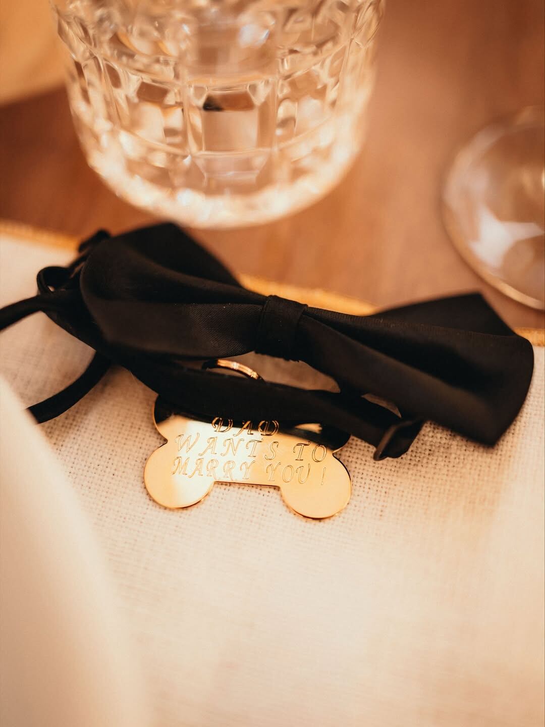 La romántica propuesta de casamiento de Charles Leclerc a Alexandra Saint Mleux 6 La leyenda en la chapita dorada le dio un toque original a la propuesta