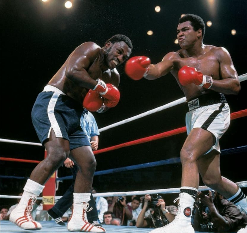 Muhammad Ali y Joe Frazier se enfrentan en el Coliseo Araneta, en Filipinas, el 1.º de octubre de 1975. Fue su tercera y última pelea. Después de catorce rounds, el entrenador de Frazier decidió que no saliera a combatir el último asalto y Ali se quedó con la victoria
