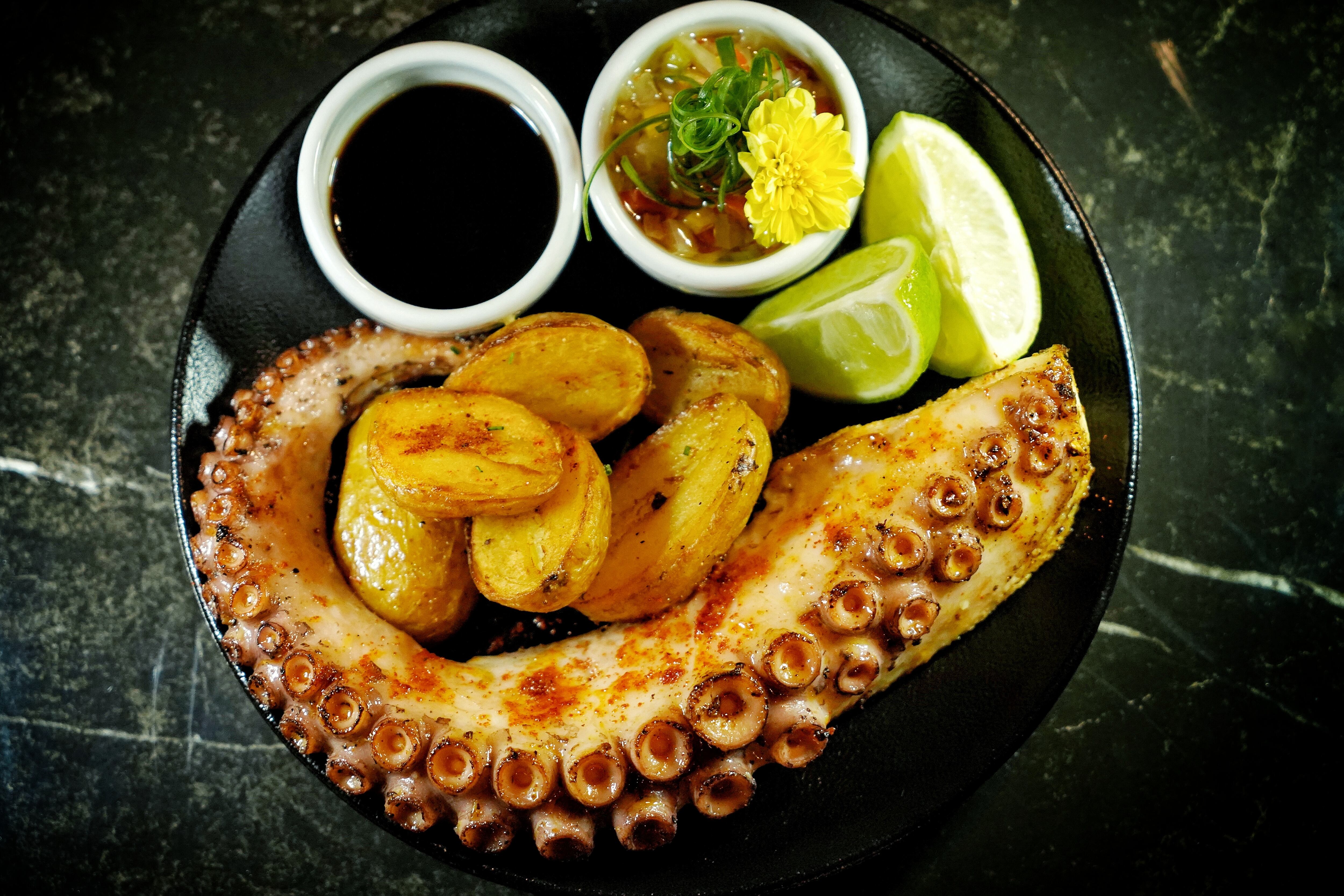 En Presidente hay propuestas más minuteras, como una hamburguesa o una milanesa de ojo de bife con lingüini, y hasta sushi, ceviches y pulpo