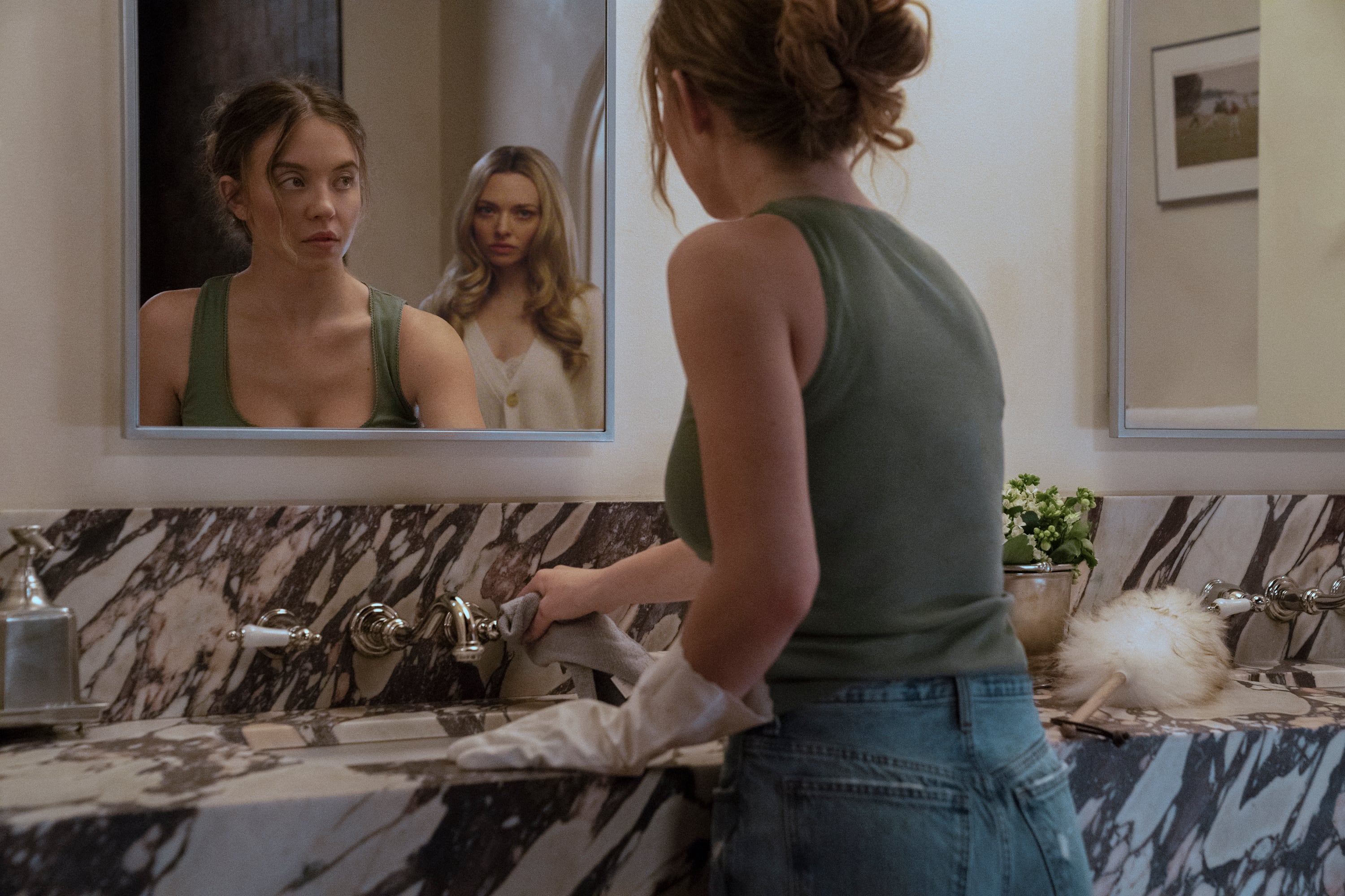 Millie Calloway (Sydney Sweeney) cree haber encontrado el trabajo de sus sueños de la mano de Nina Winchester (Amanda Seyfried) y su familia de apariencia perfecta