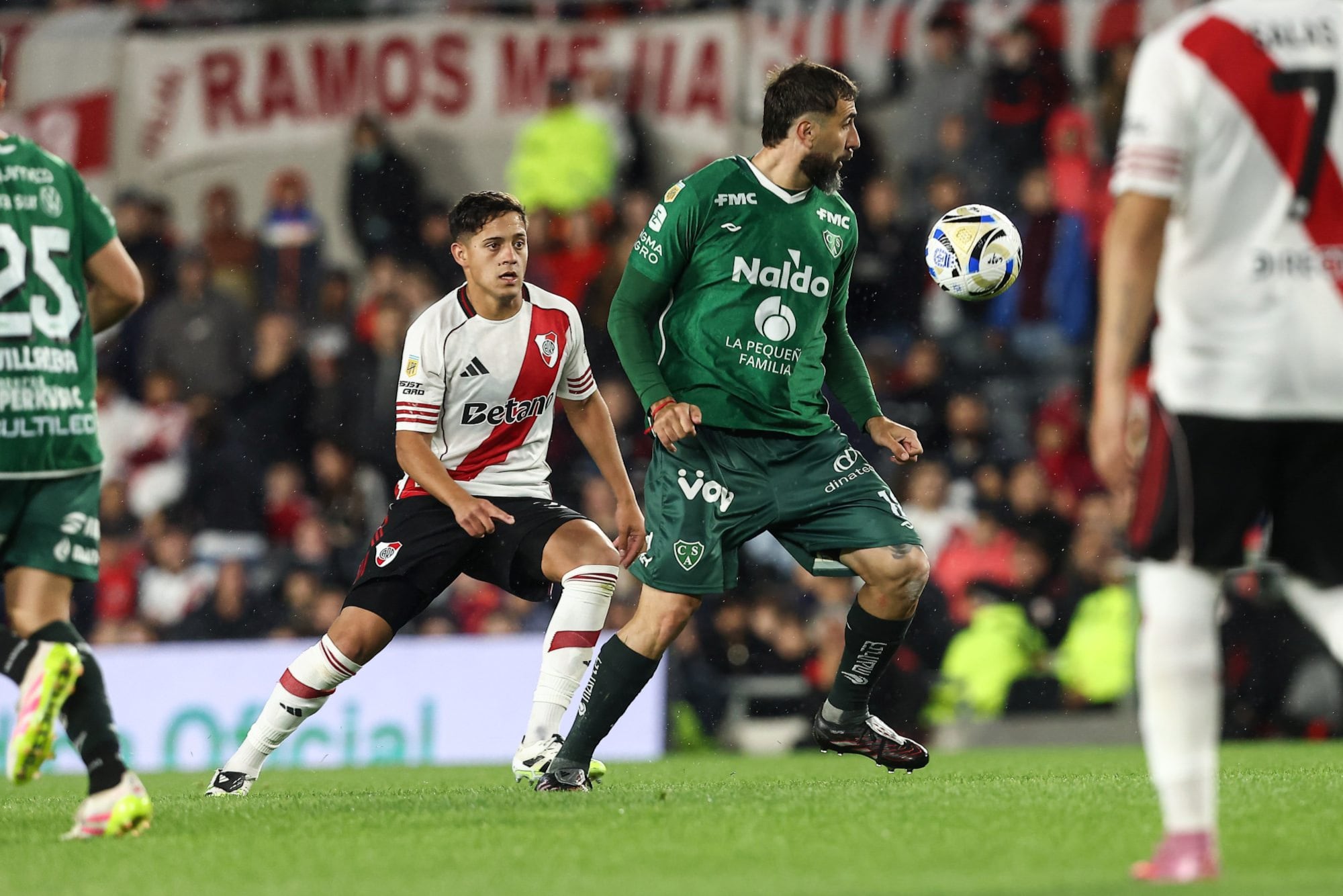 Pratto, aplaudido por los hinchas de River, es presionado por el juvenil Acosta