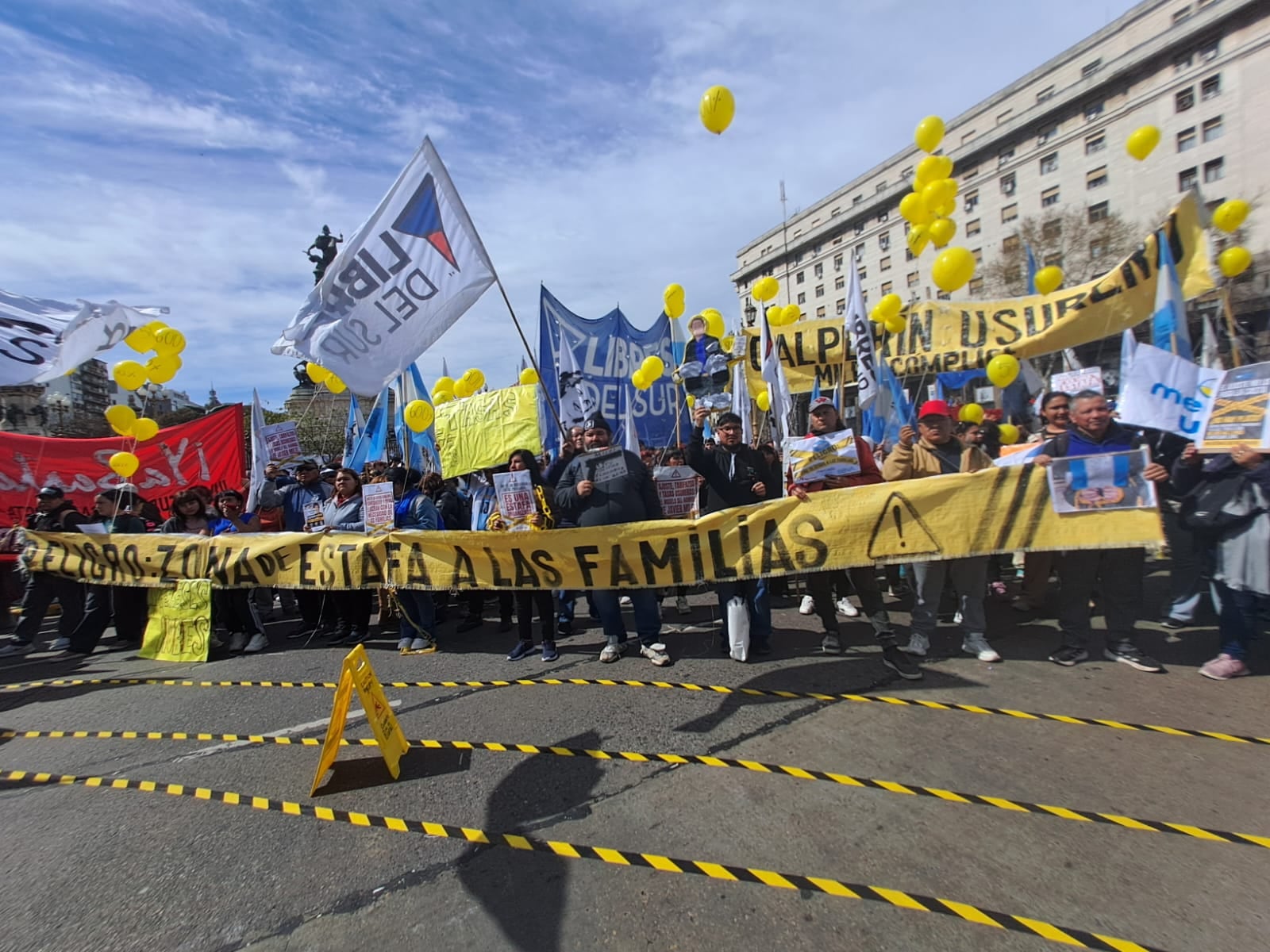 Una columna de Libres del Sur, el miércoles, en la Plaza del Congreso, en la protesta por el endeudamiento familiar