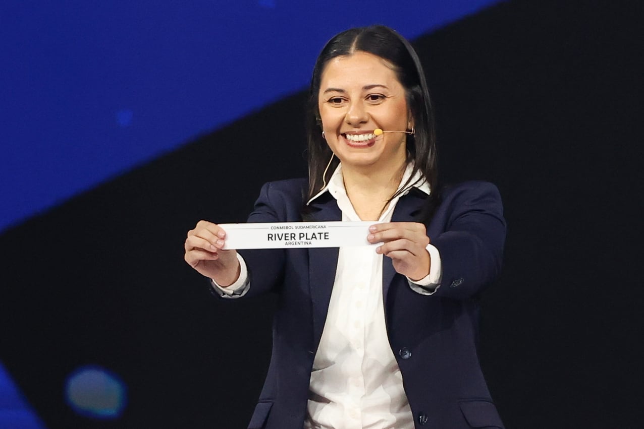 La gerenta de Competiciones de Conmebol, Luciana Antunes, muestra el cartel de River durante el sorteo de la etapa de grupos de la Copa Sudamericana 2026