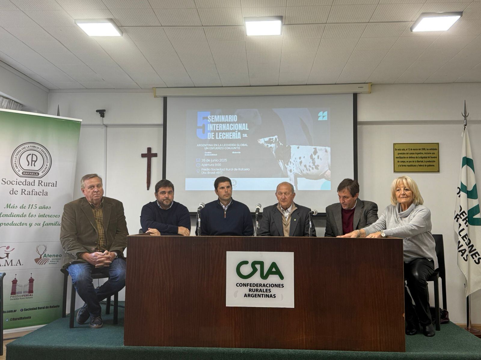 Trionfini; Alconada; Leonardo Alassia, presidente de la Sociedad Rural de Rafaela; Carlos Castagnani, titular de Confederaciones Rurales Argentinas (CRA); Carlos de Lorenzi, director provincial de lecheria de Santa Fe y; Norma Bessone, coordinadora del SIL