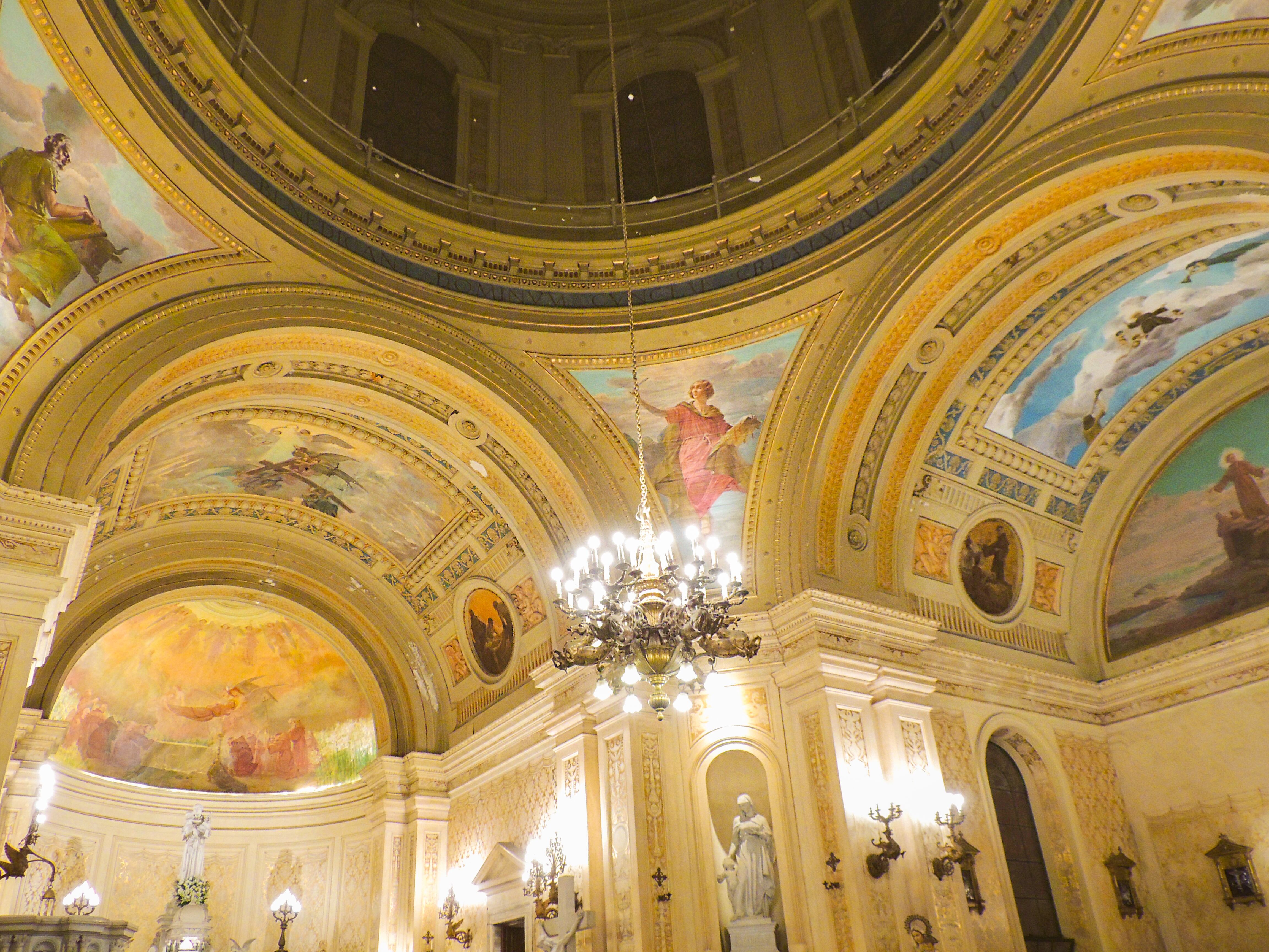 Interior de la Basílica San Antonio de Padua.