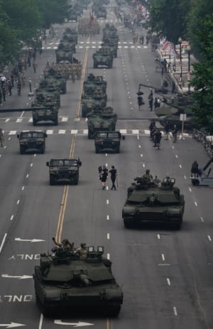 Vehículos blindados del Ejército estadounidense avanzan por una avenida de Washington durante un despliegue autorizado por la Casa Blanca