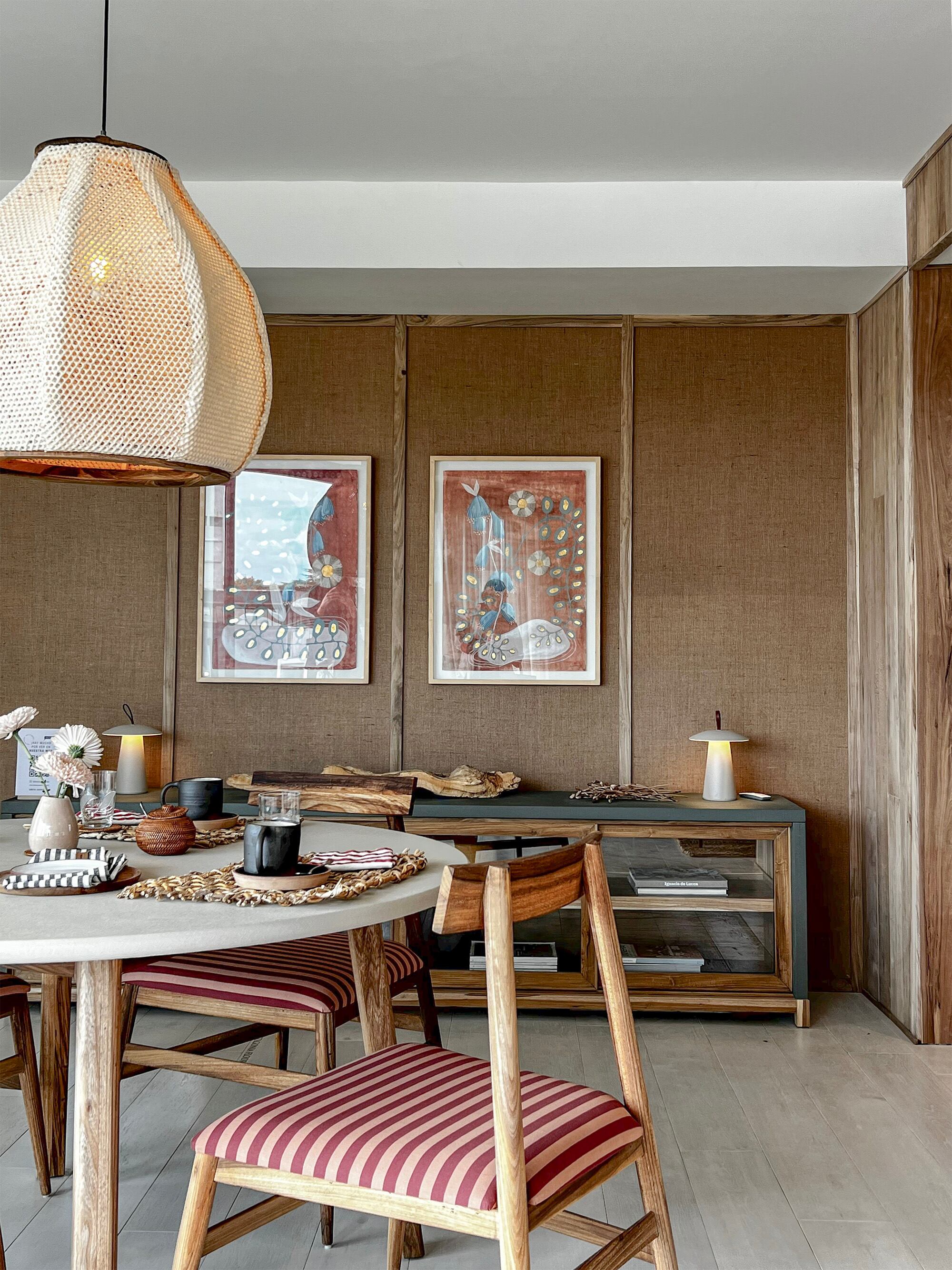 El cereza puede estar presente en tapizados, almohadones o pequeños detalles si no se animan a una pared completa