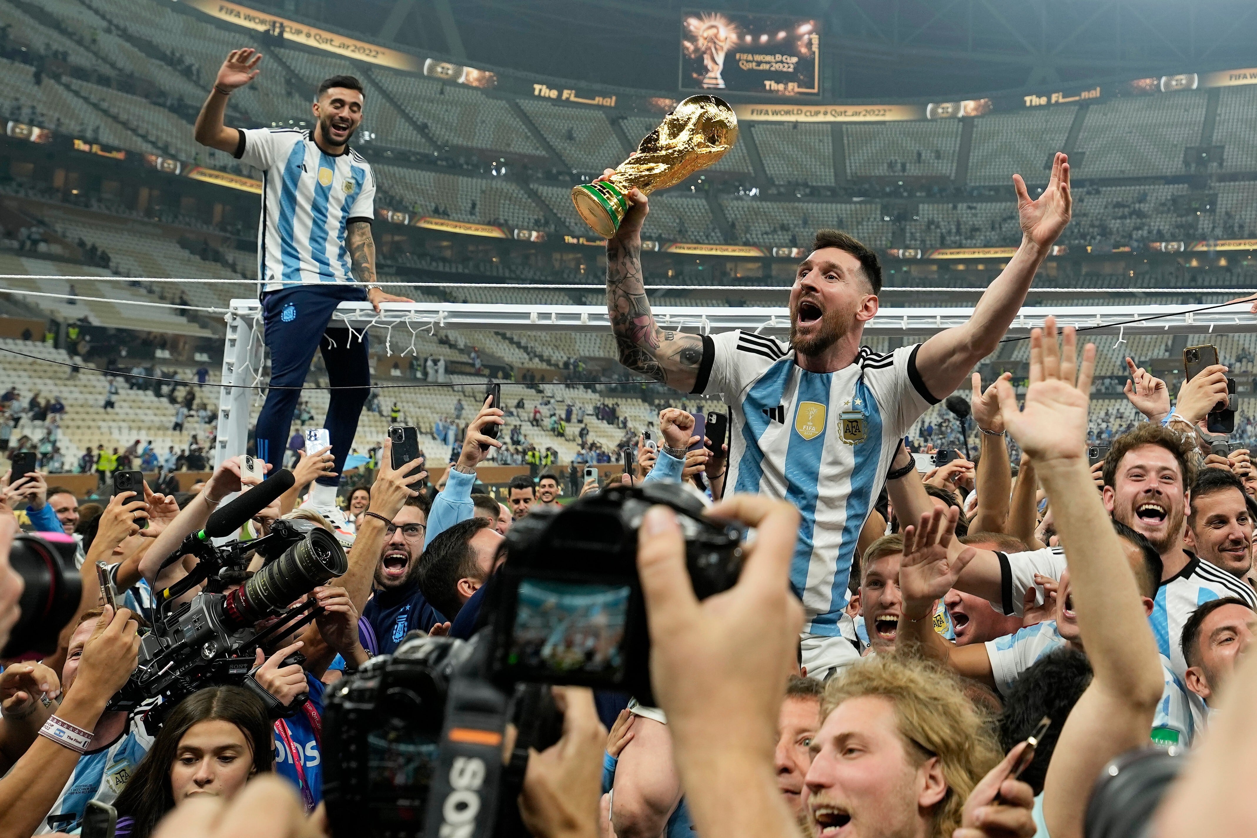 Messi alza el trofeo de la Copa del Mundo tras vencer a Francia en la final, el 18 de diciembre de 2022, en Lusail, Qatar