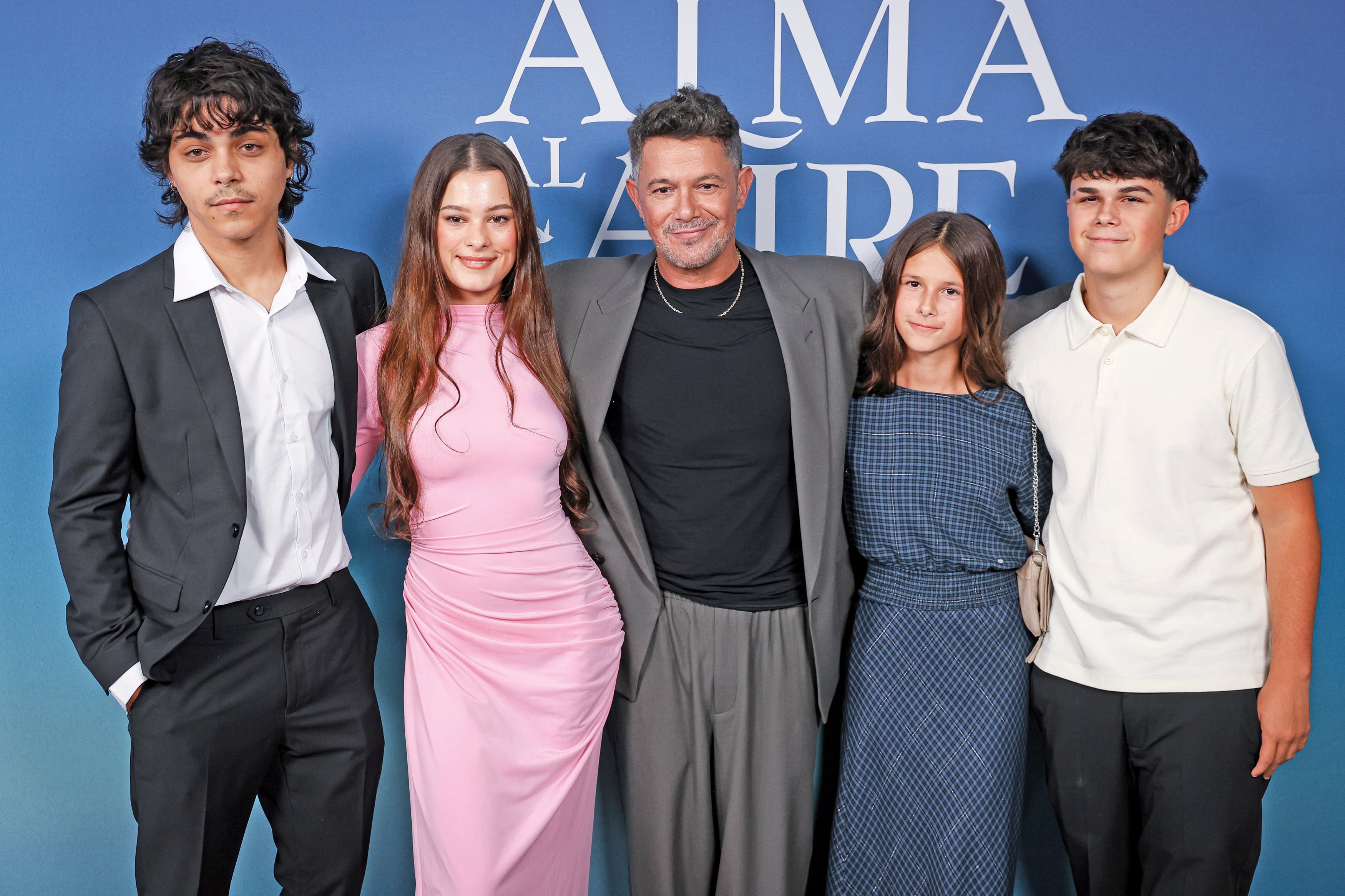 Sanz junto con sus hijos Alexander, Manuela, Alma y Dylan