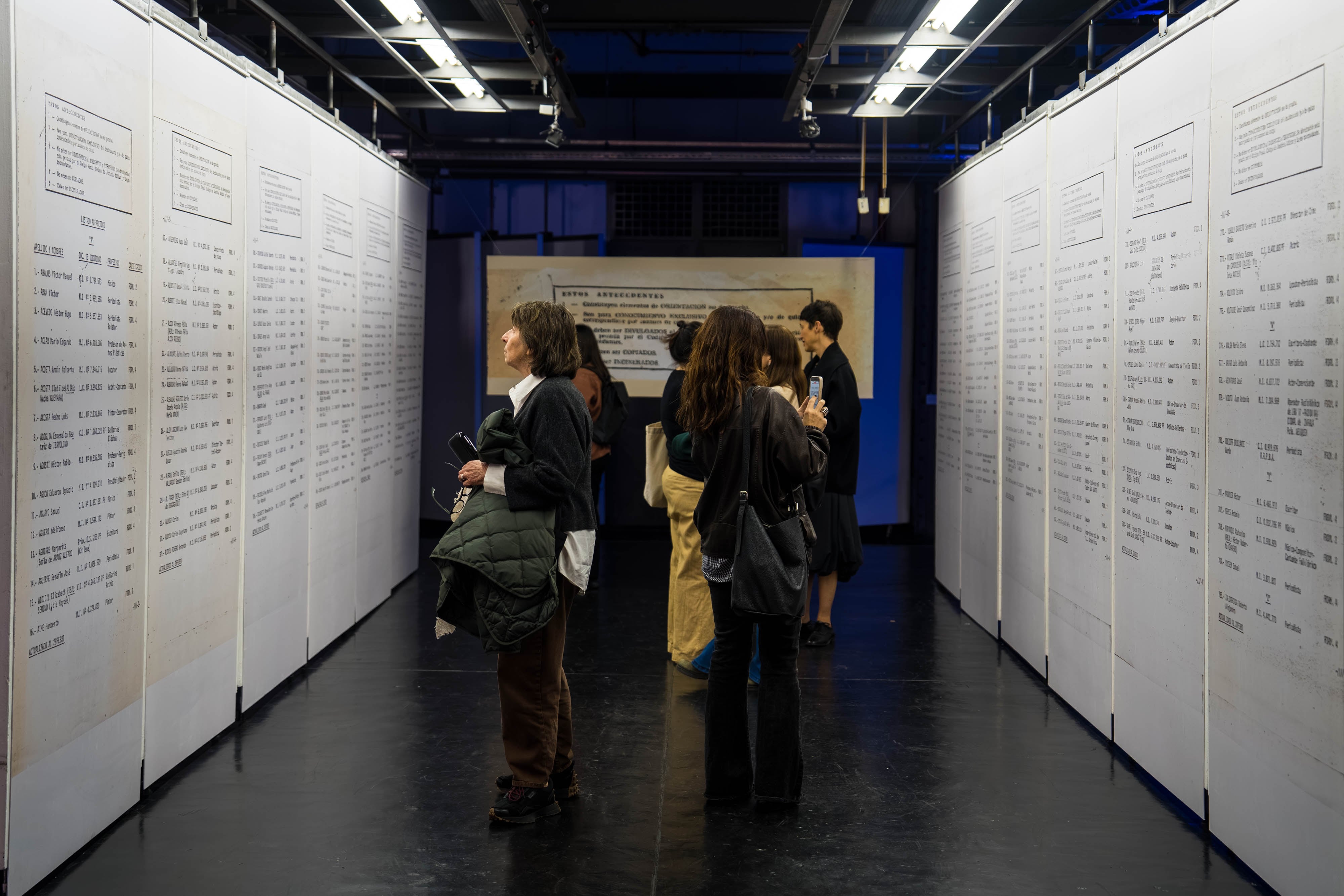 El pasillo en donde se muestran algunos de los 700 nombres censurados por la última dictadura