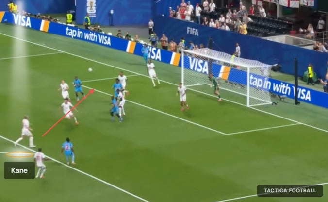 Kane baja y terminará despejando la pelota de un ataque de Congo por la izquierda