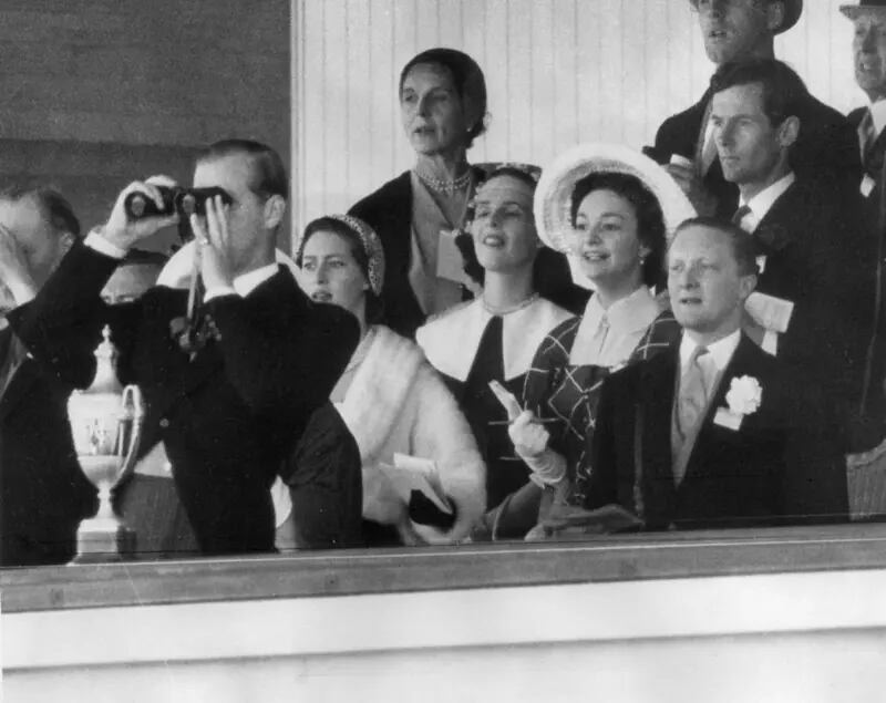 La relación de Townsend (extrema derecha) y Margarita (detrás del príncipe Felipe con los binóculos) se mantuvo en estricto silencio