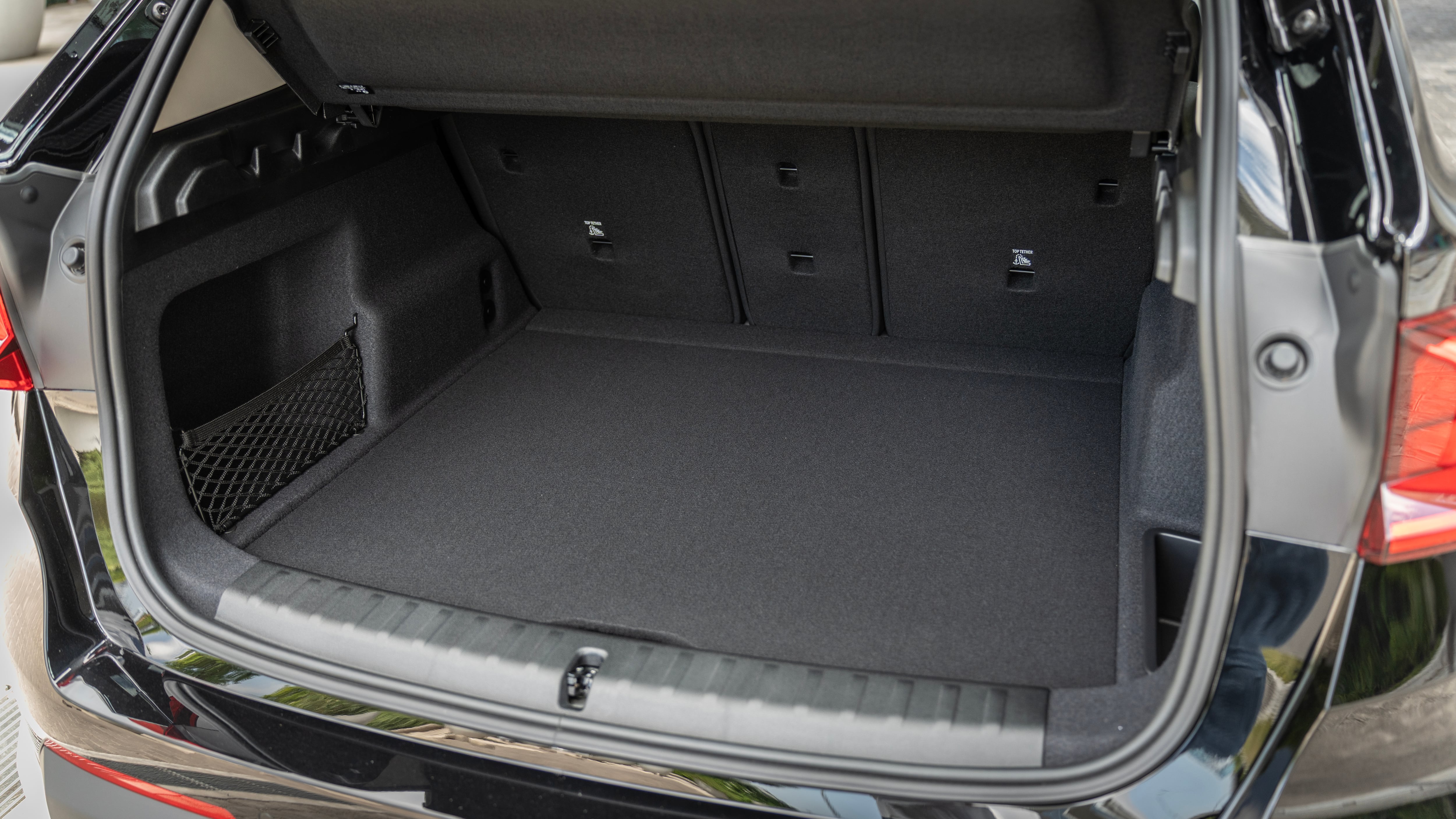 El baúl ofrece una capacidad de 500 litros, que puede ampliarse hasta 1545 litros al abatir los respaldos de los asientos traseros