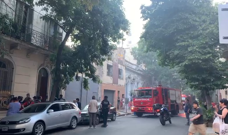 Un edificio se incendió en el centro porteño: hay una persona hospitalizada y 70 evacuados