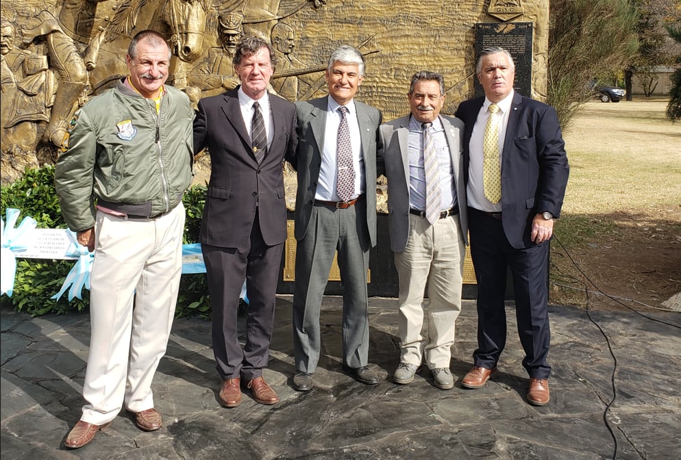 En 2023, los integrantes de Grupo 5 de Caza, pilotos de A4-B Skyhawk, que tanto daño le hicieron a la Task Force, se reunieron en Río Gallegos para participar de la inauguración de un memorial frente al centenario barco que usaron de blanco en 1982. En la imagen, los cinco pilotos que participaron en el ataque sobre Bahía Agradable en la actualidad. De izquierda a derecha: Carlos Alfredo Rinke, Hugo Edgardo Gómez, Leonardo Salvador Carmona, Carlos Cachón y Daniel Eduardo Gálvez.