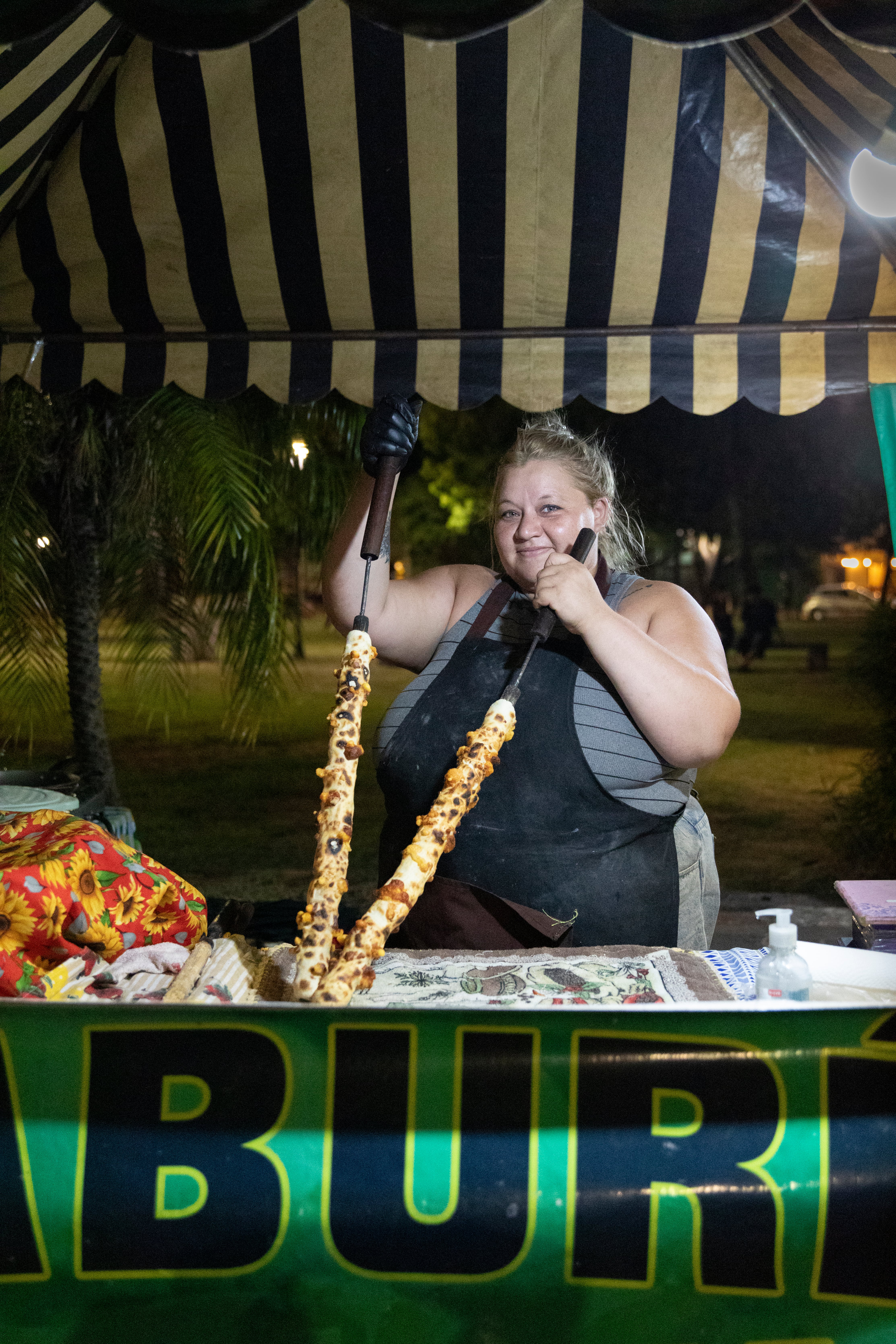 Carla Arriola frente a la Costanera de Posadas, en uno de sus puestos, Caburé La Familia.