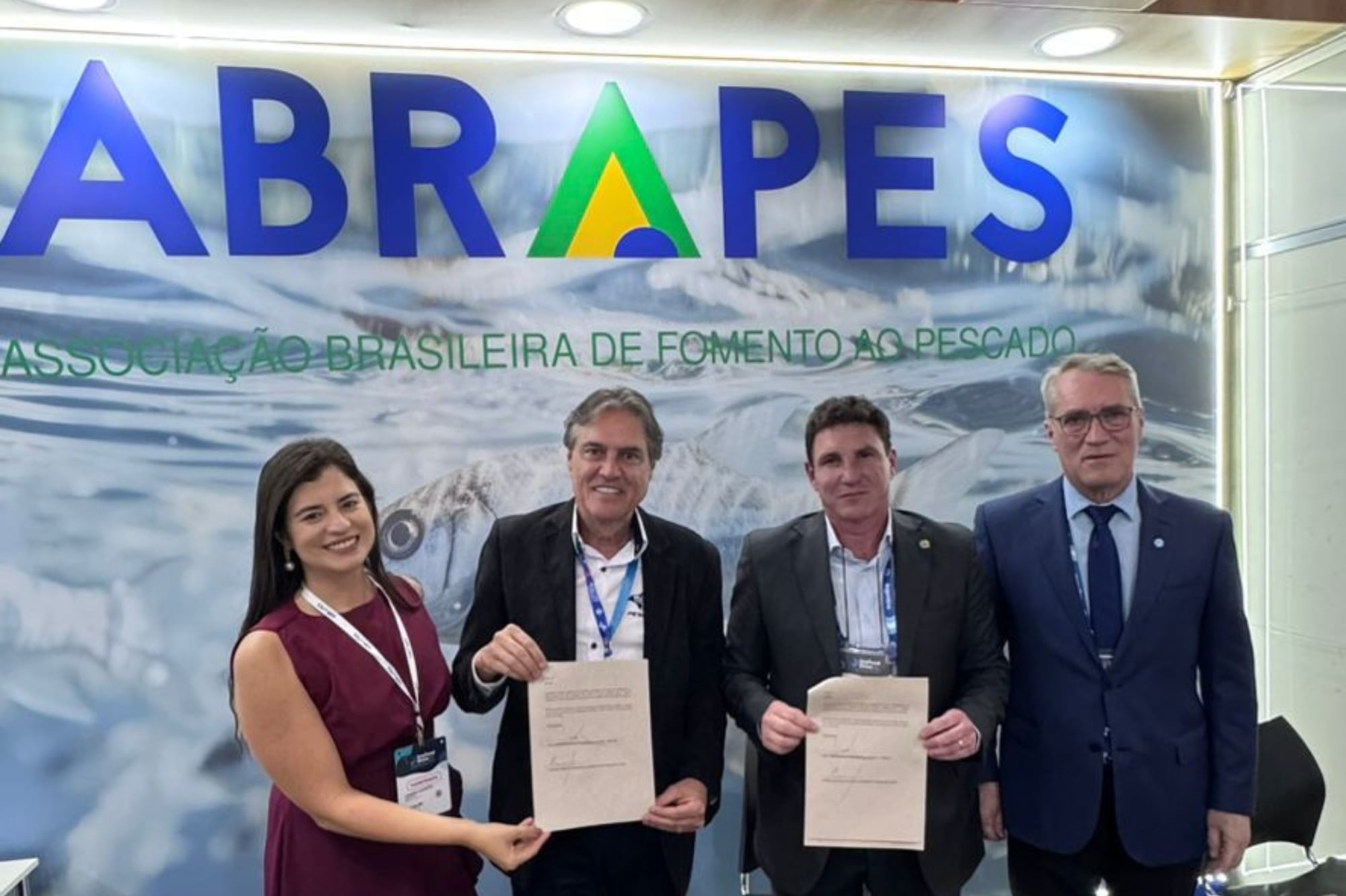 Los empresarios de Abrapes y Capip durante la firma del acuerdo entre ambas entidades de la región