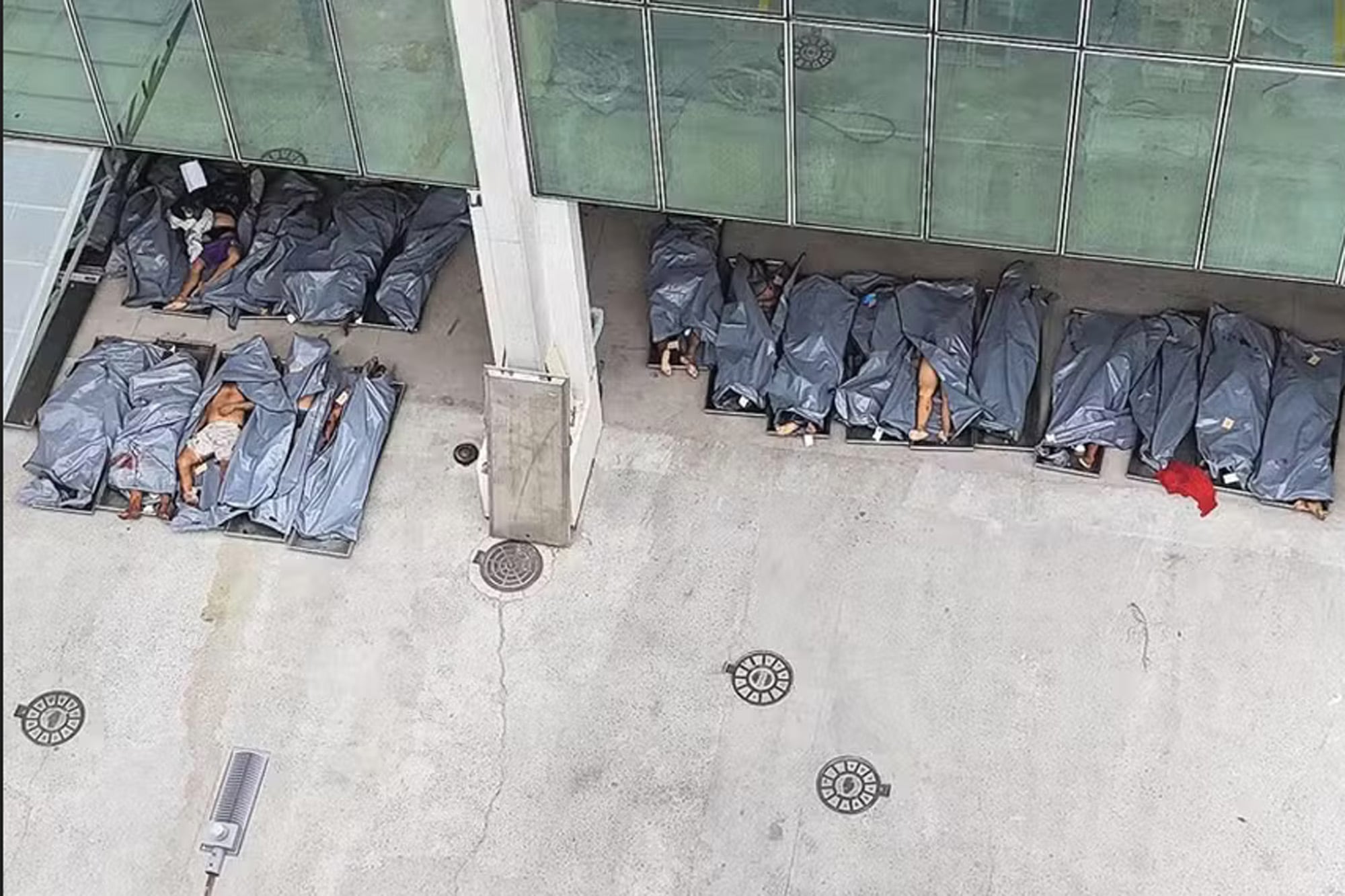 Entre la morgue y la playa: las dos caras de Río de Janeiro tras el shock de la masacre en las favelas