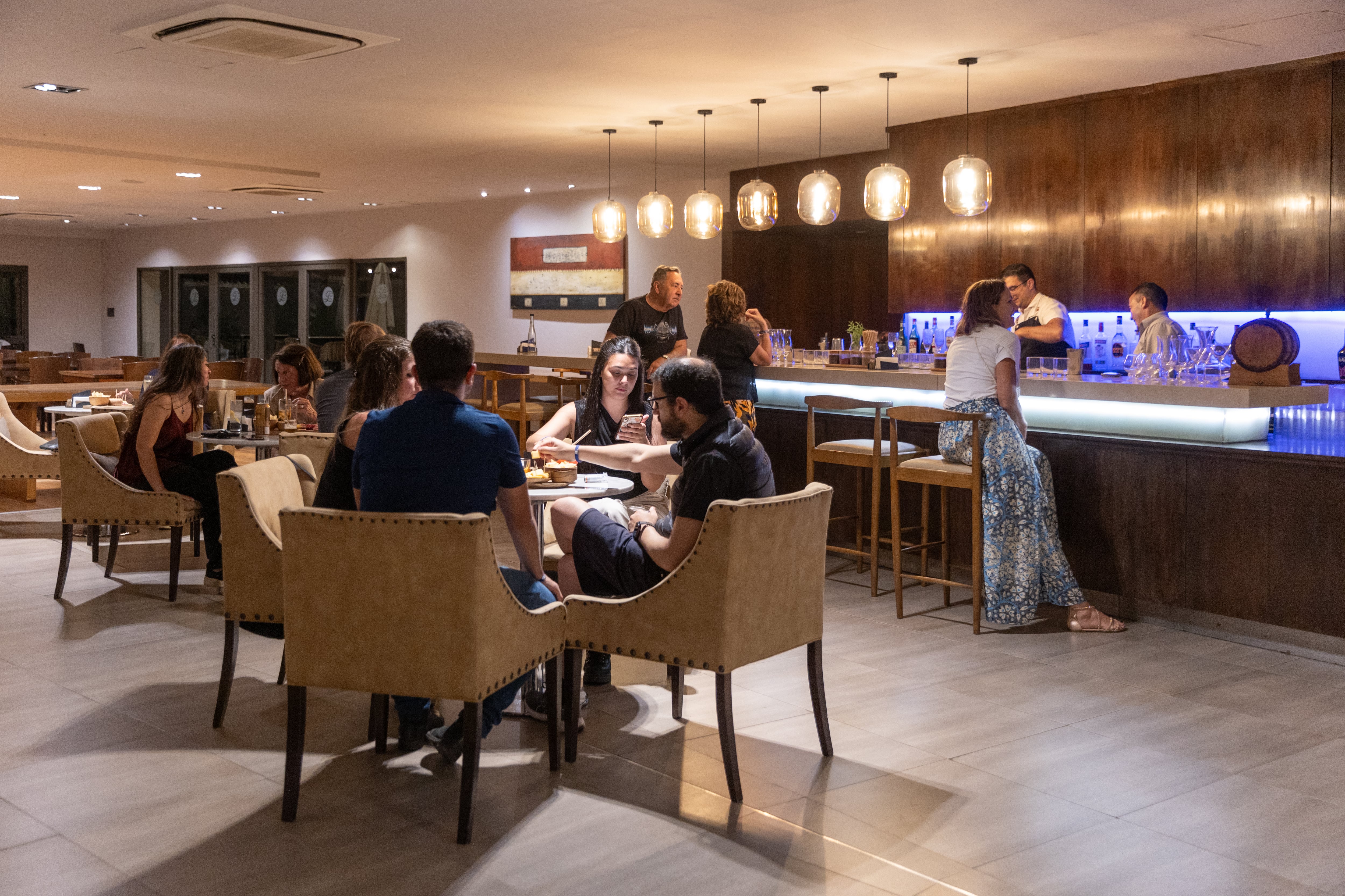 El bar y la barra están abiertos al público