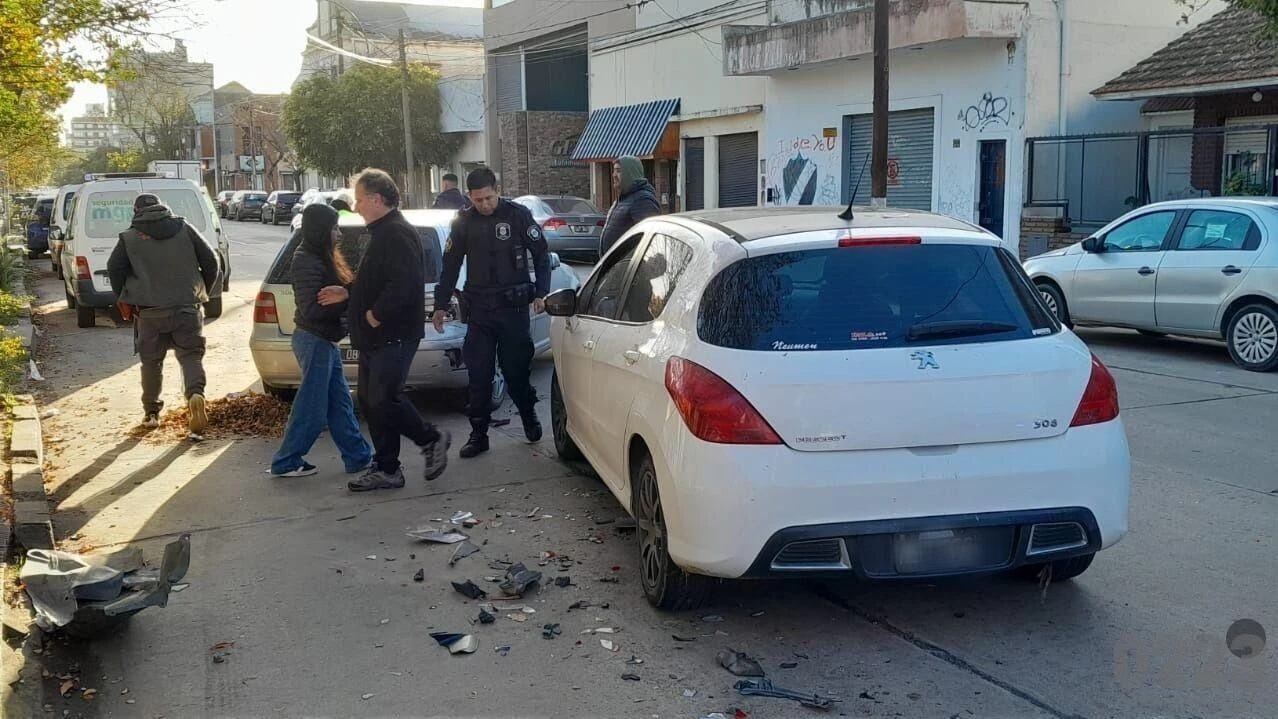 Un conductor se descompensó, perdió el control y chocó contra un auto estacionado