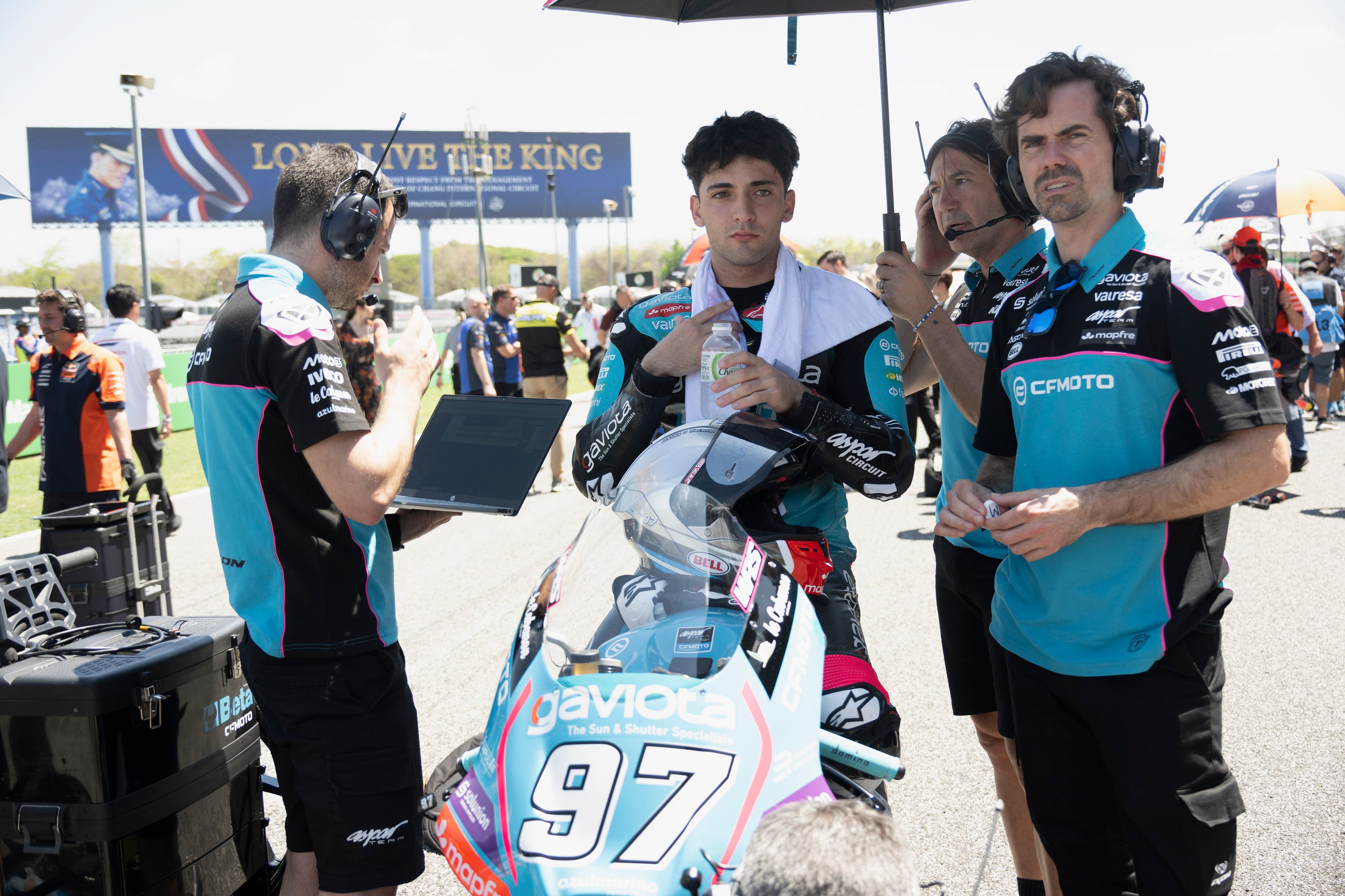 El Aspar Team aprovechó la bandera roja para cambiar el neumático trasero y Marco Morelli ensayó un sprint para saltar del séptimo al segundo puesto en el clasificador