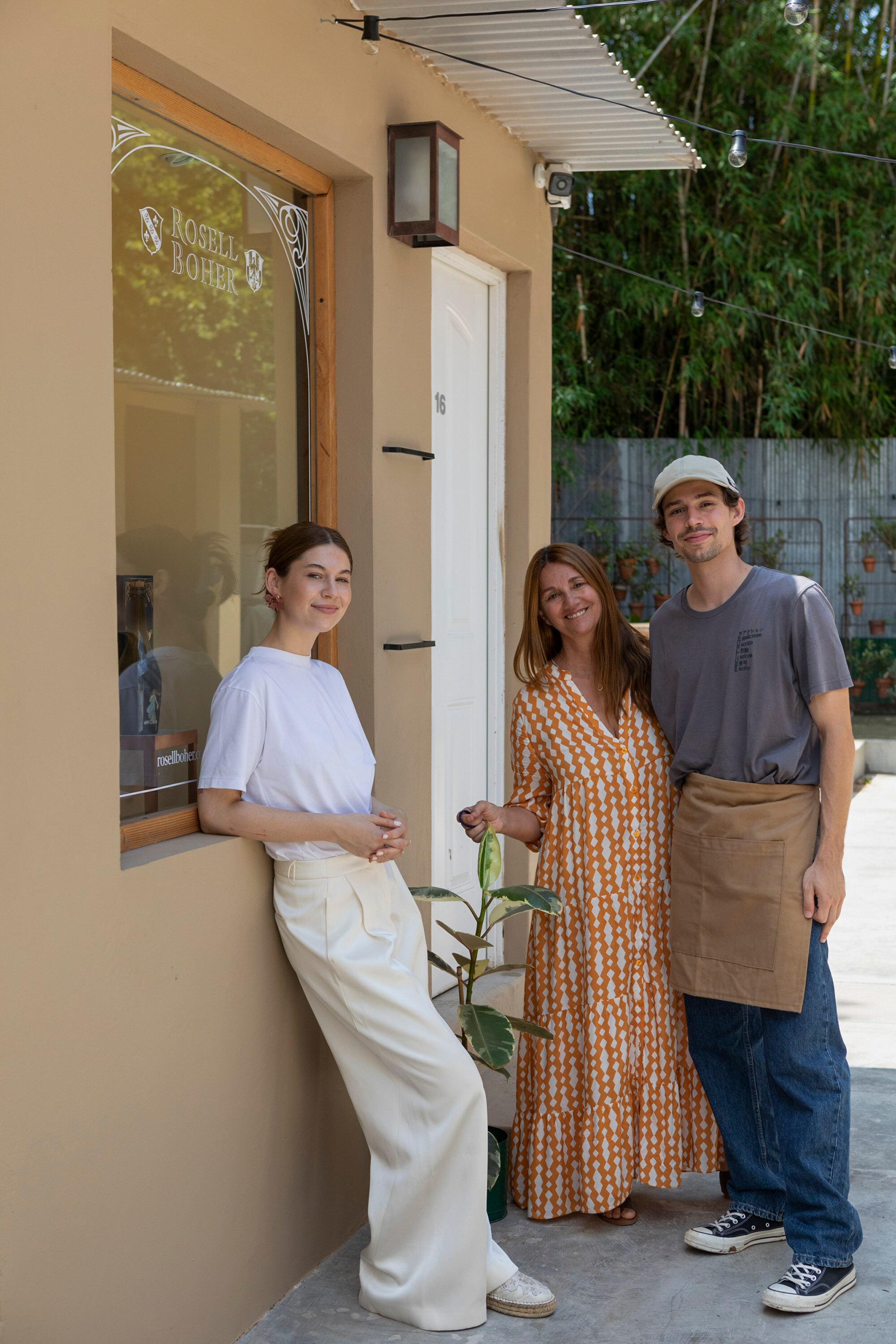 En los pasillos de El Conventillo, la diseñadora Clara Salvo (izq.), Soledad Benvenuto y Santiago Torres García.