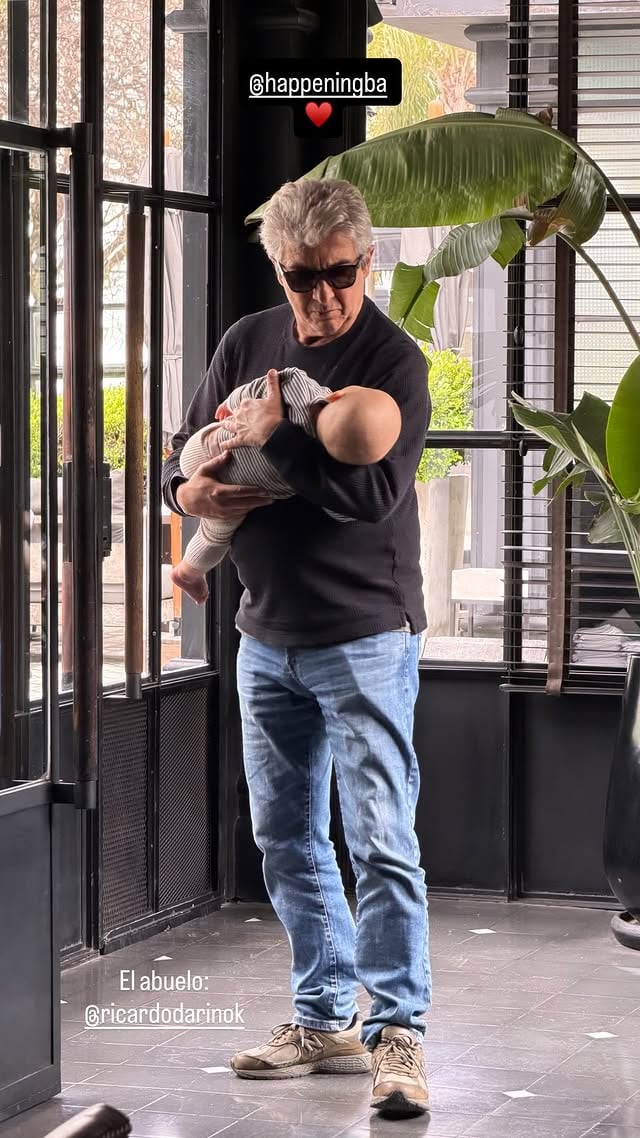 Ricardo Darín con su nieto Dante en brazos