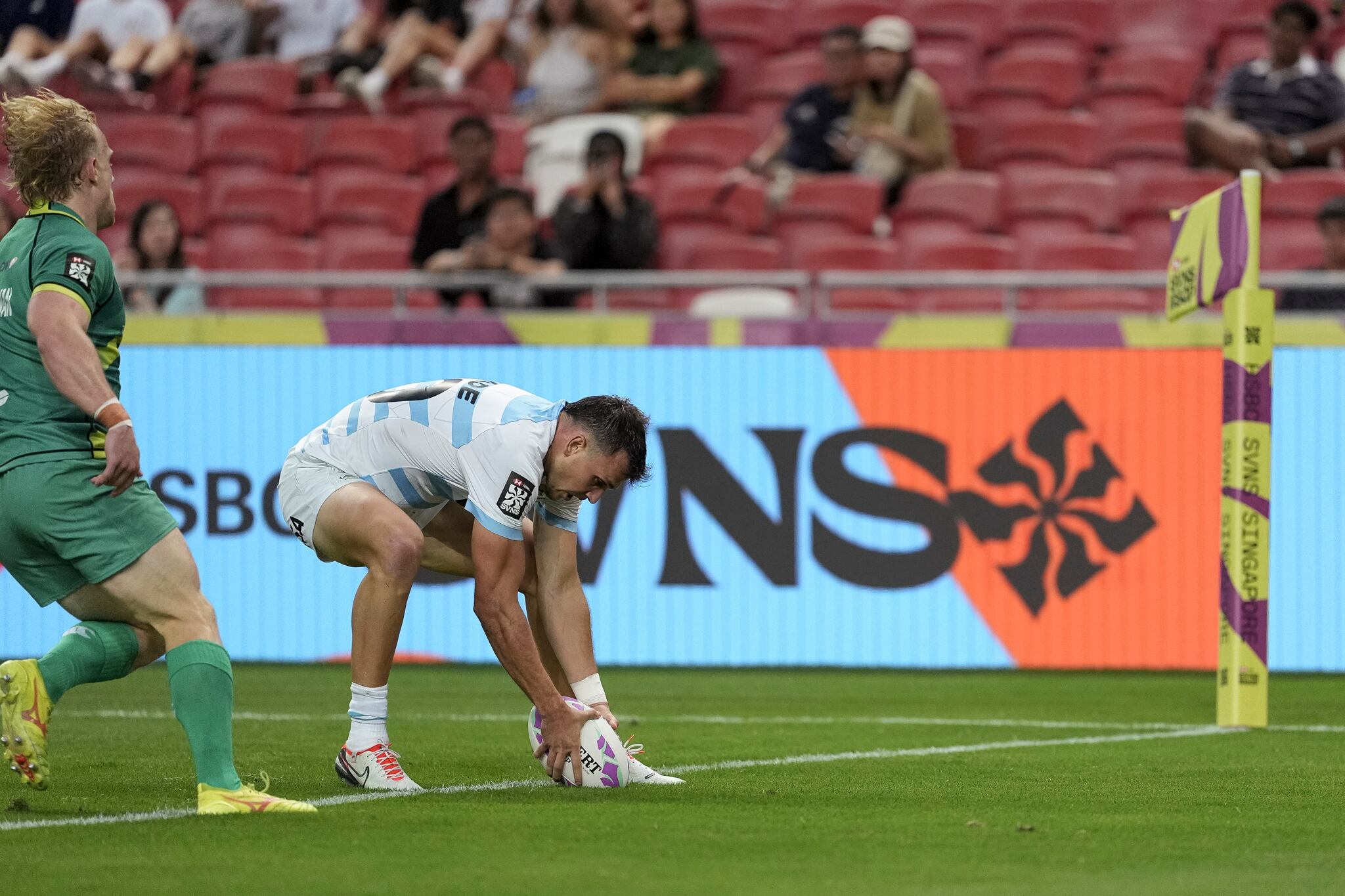 Tobías Wade apoya el único try argentino ante Irlanda