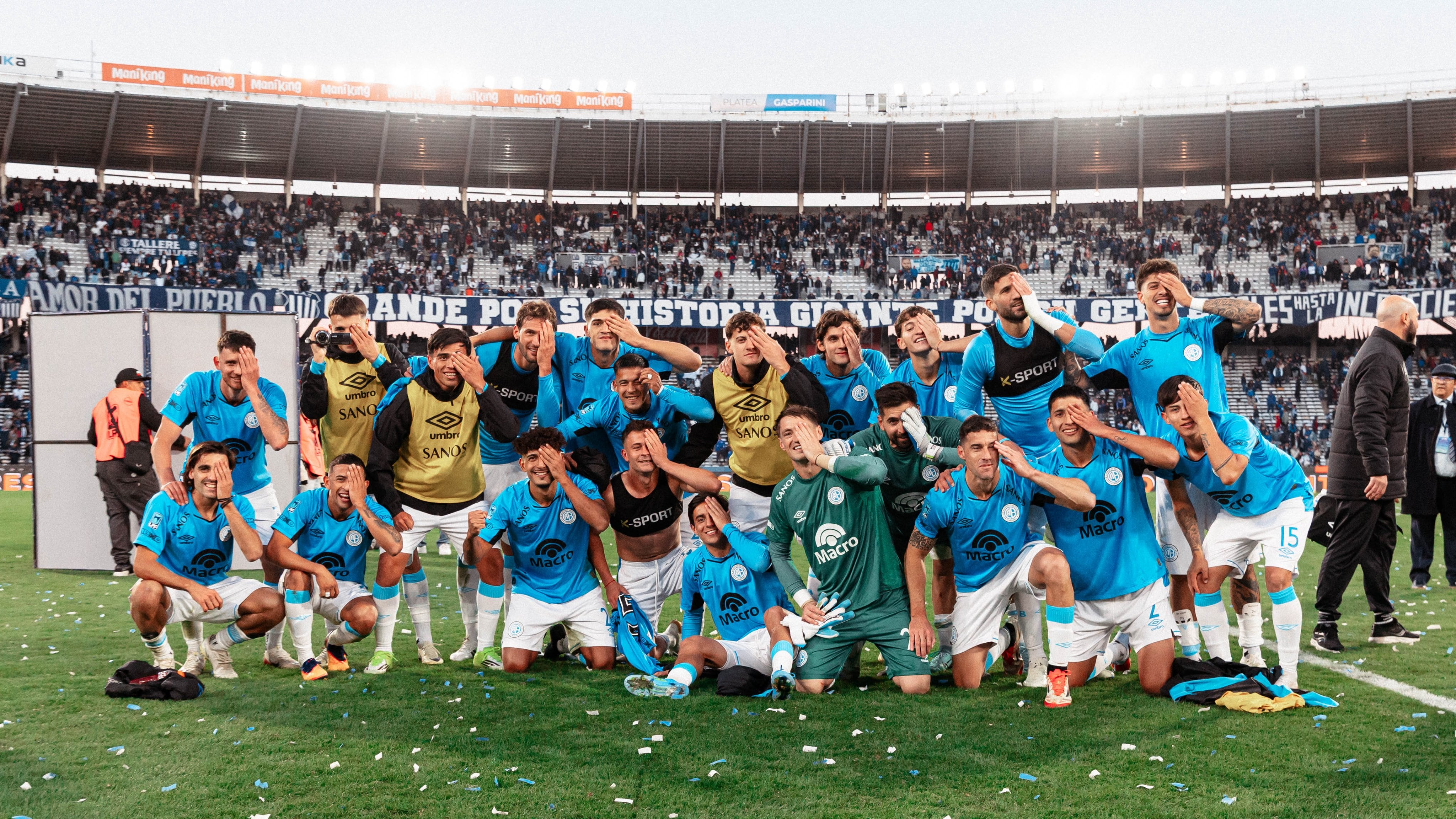 Los jugadores de Belgrano y el festejo