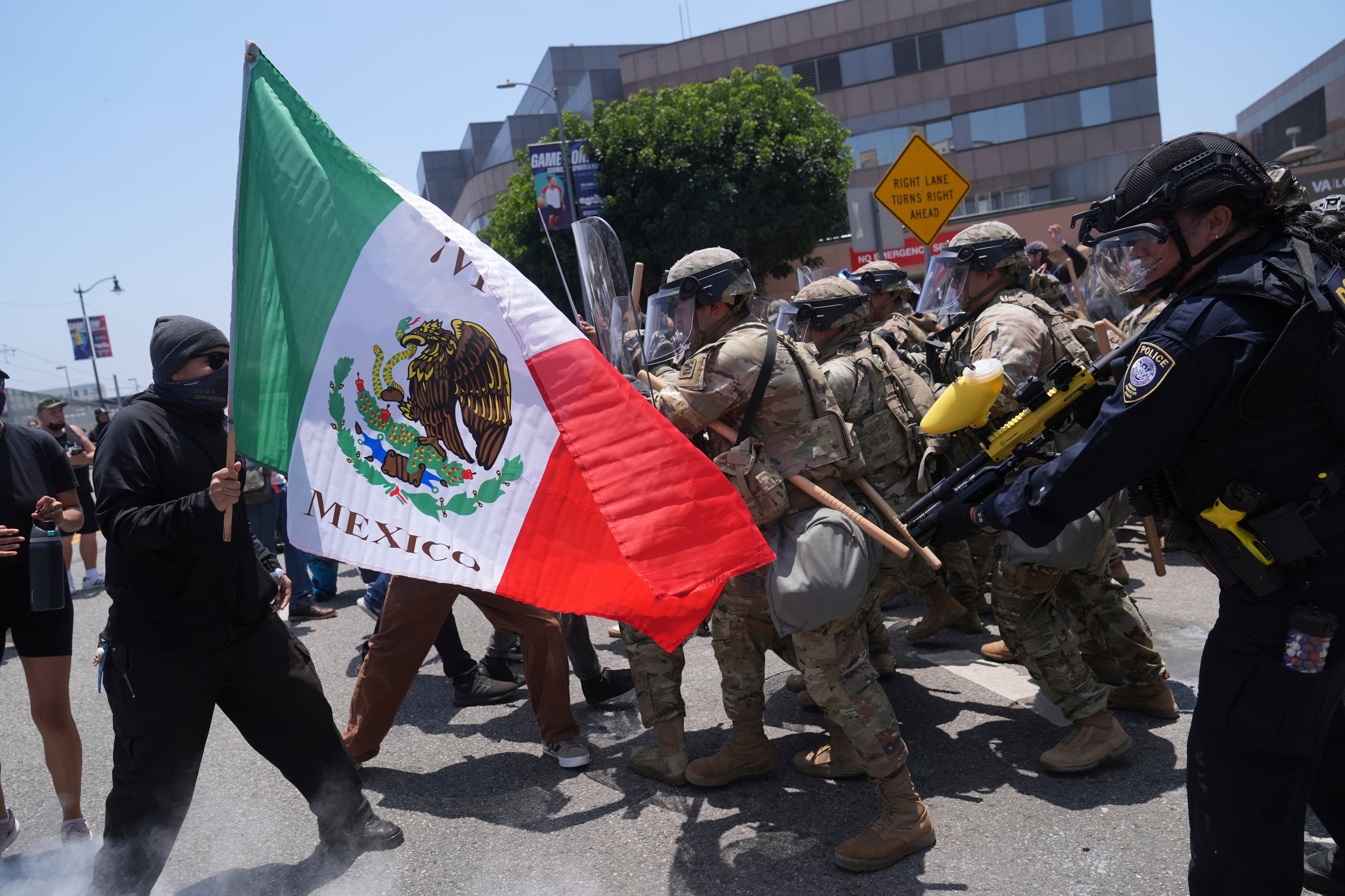 ARCHIVO – Manifestantes se enfrentan con las autoridades en el centro de Los Ángeles, el domingo 8 de junio de 2025, tras las protestas contra las redadas migratorias de la noche anterior. (AP Foto/Jae Hong, Archivo)