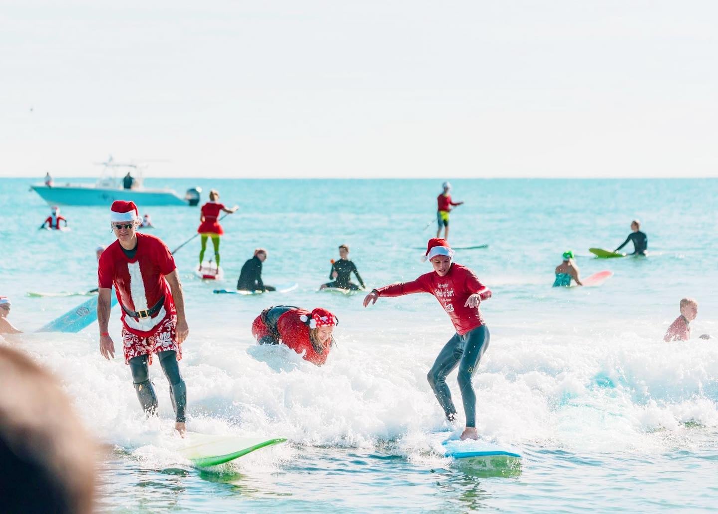 En el Surfing Santas participan familias y personas de todas las edades, que buscan darle un giro distinto a la temporada navideña (Instagram/@surfingsantas)