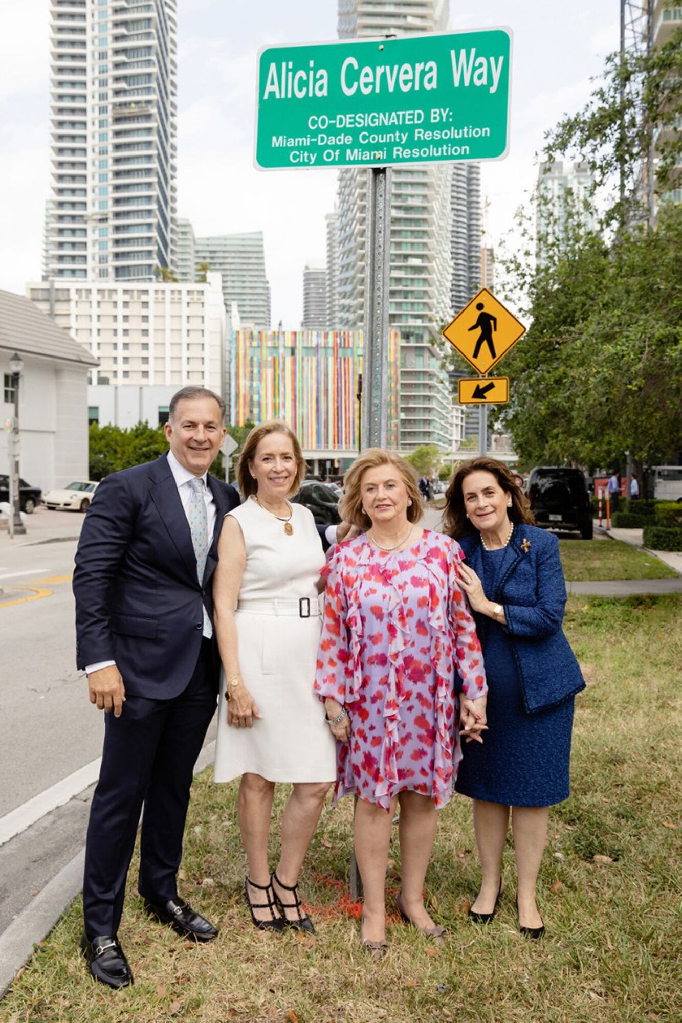 Alicia con sus tres hijos, Verónica Cervera Goeseke, Alicia Cervera Lamadrid y Javier Cervera Jr., debajo del cartel de la calle que lleva su nombre
