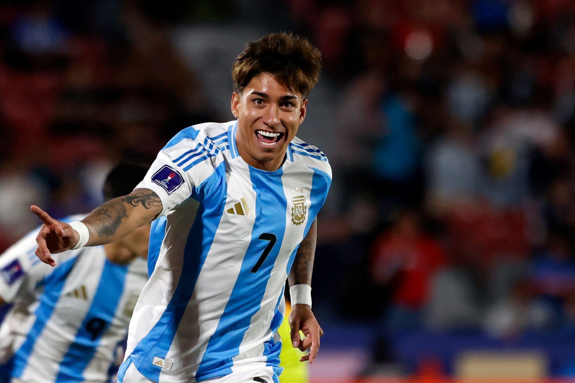 Maher Carrizo abrió el marcador en el estadio Nacional de Santiago; el muchacho de Vélez será suspendido y se perderá la semifinal del miércoles, contra Colombia.